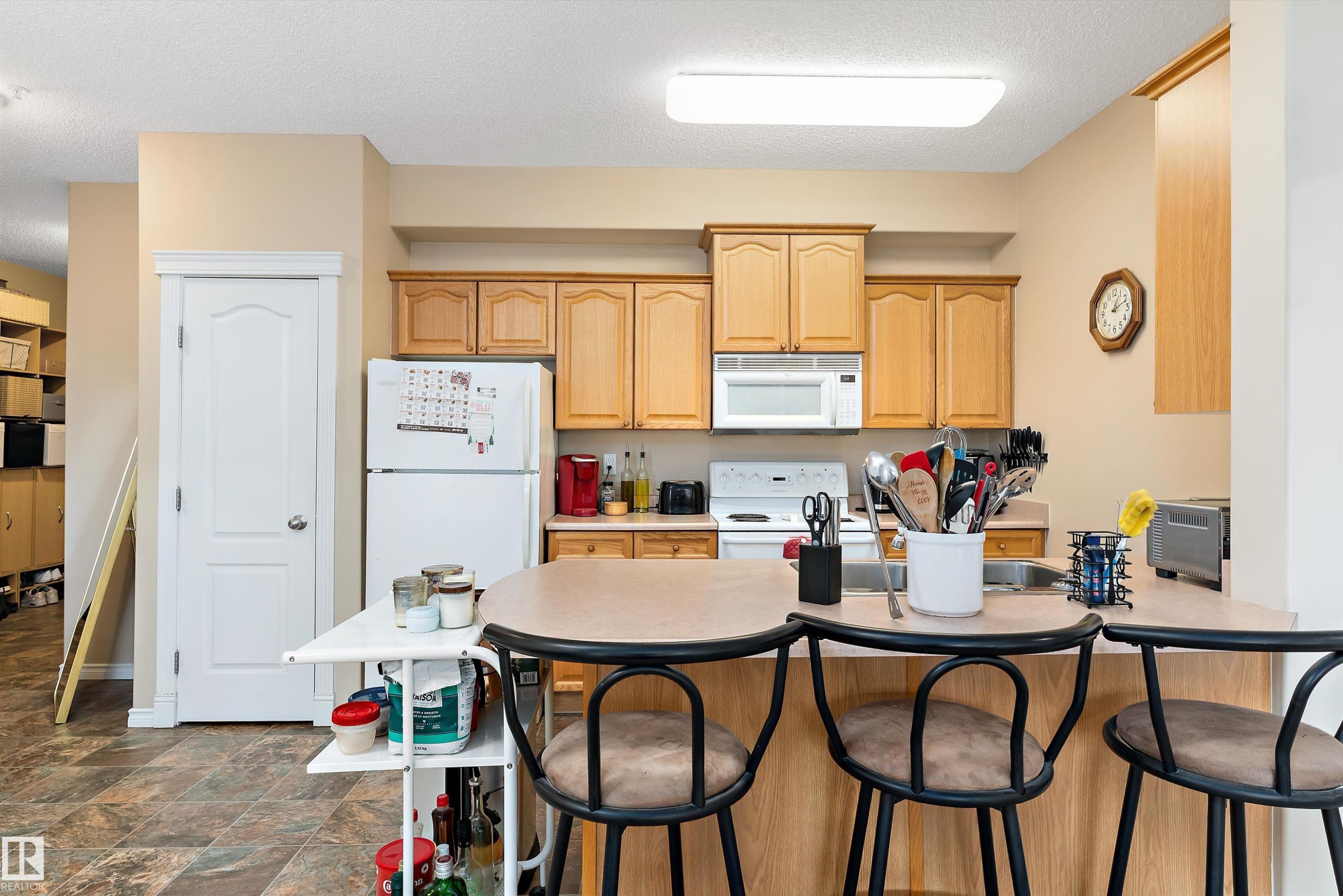211 16715 100 Avenue, Edmonton, AB - Indoor Photo Showing Kitchen