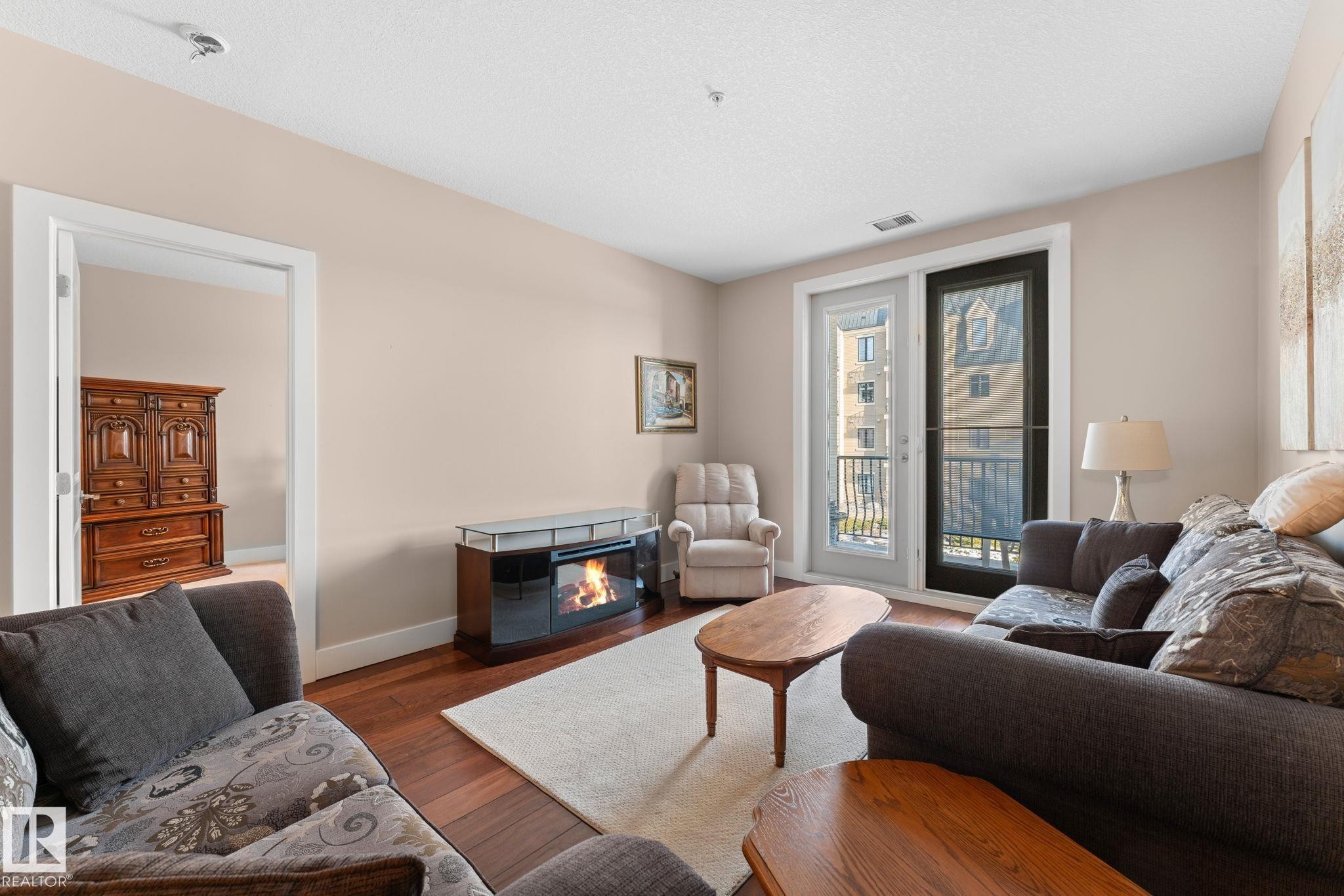 251 6079 Maynard Way, Edmonton, AB - Indoor Photo Showing Living Room