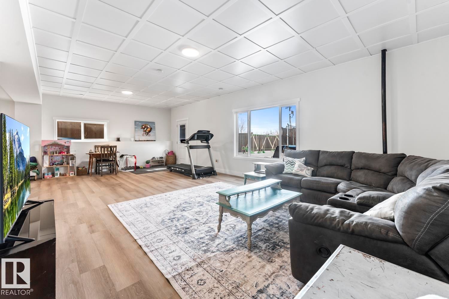 5706 Meadow Way, Cold Lake, AB - Indoor Photo Showing Living Room