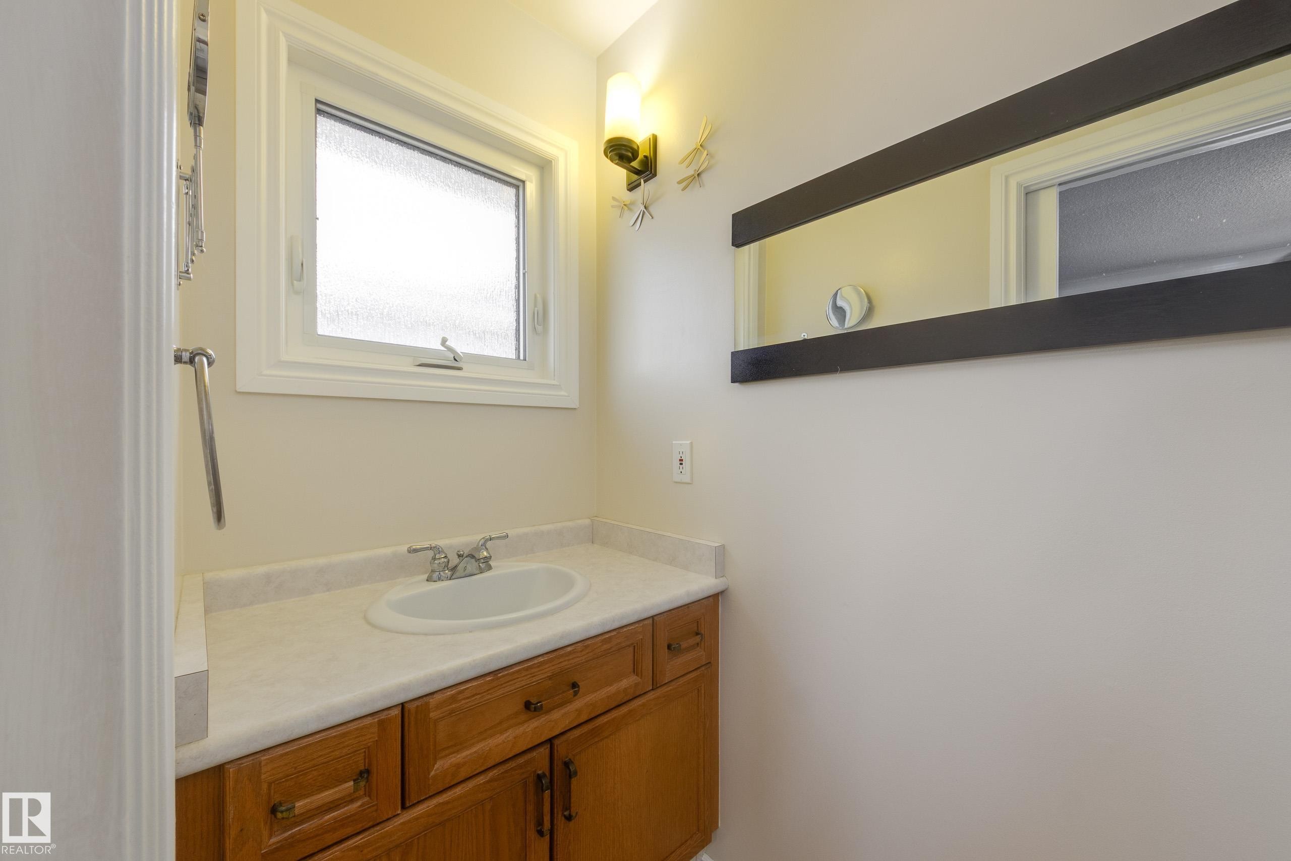 14227 74 Street, Edmonton, AB - Indoor Photo Showing Bathroom