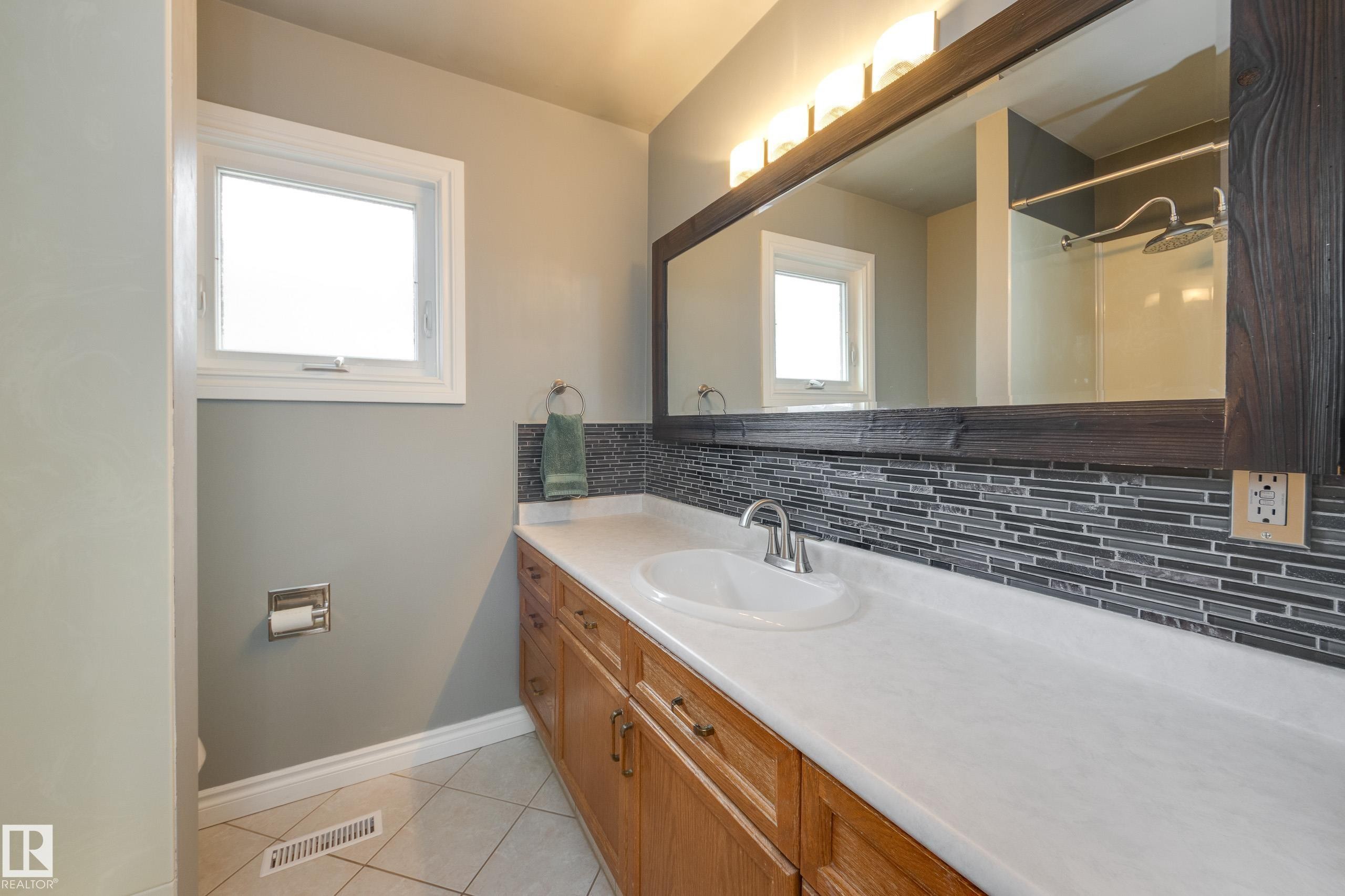 14227 74 Street, Edmonton, AB - Indoor Photo Showing Bathroom