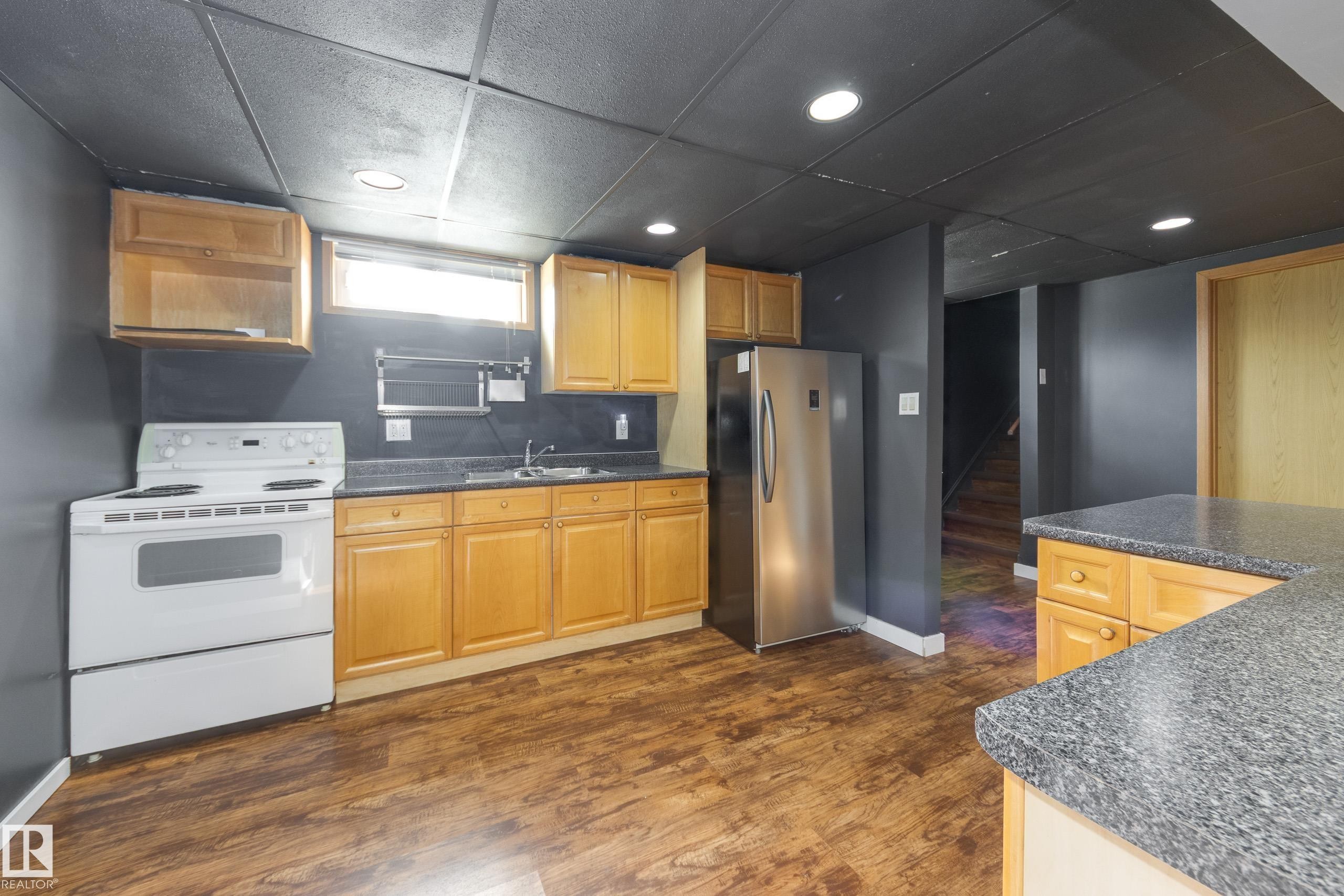 14227 74 Street, Edmonton, AB - Indoor Photo Showing Kitchen