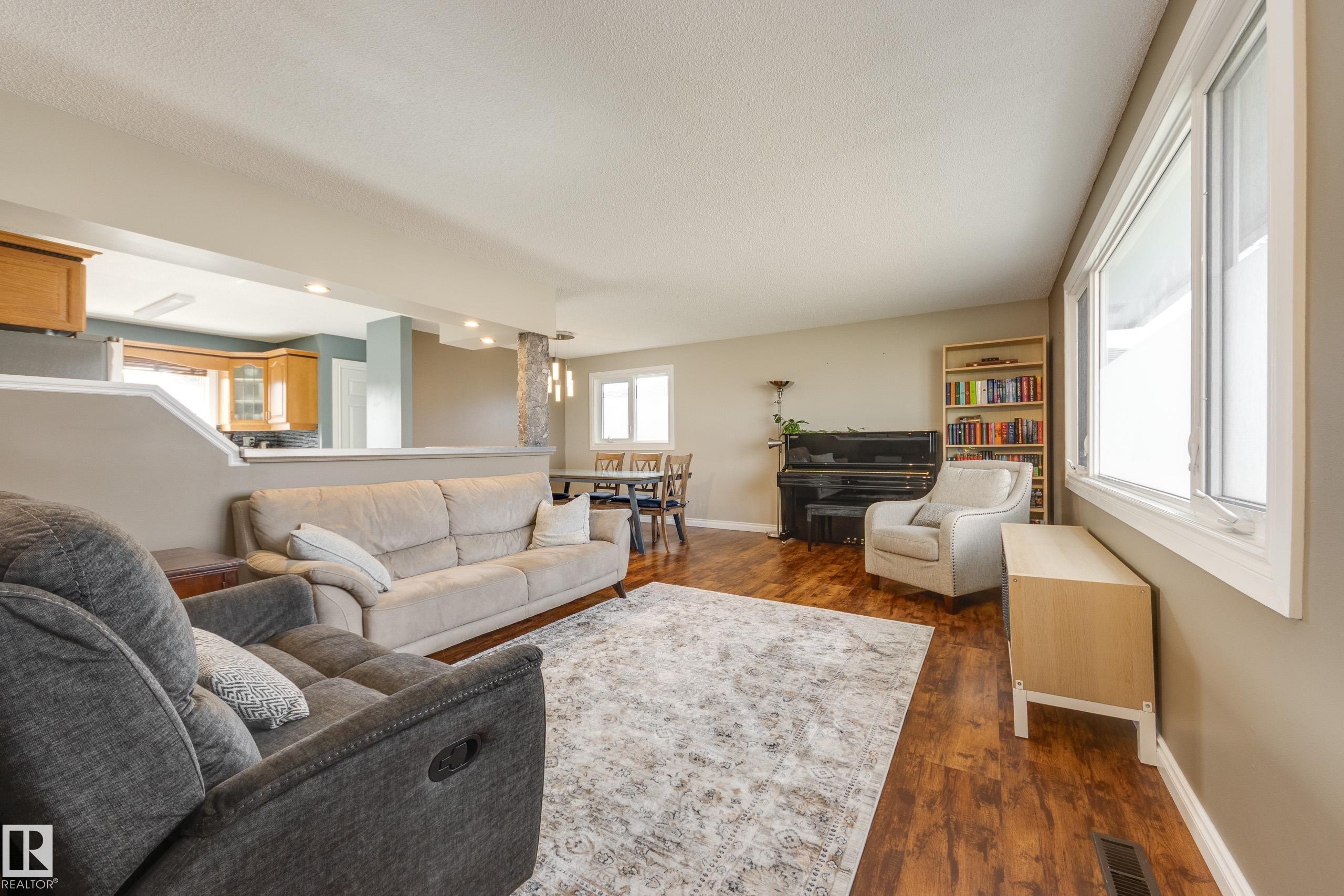 14227 74 Street, Edmonton, AB - Indoor Photo Showing Living Room