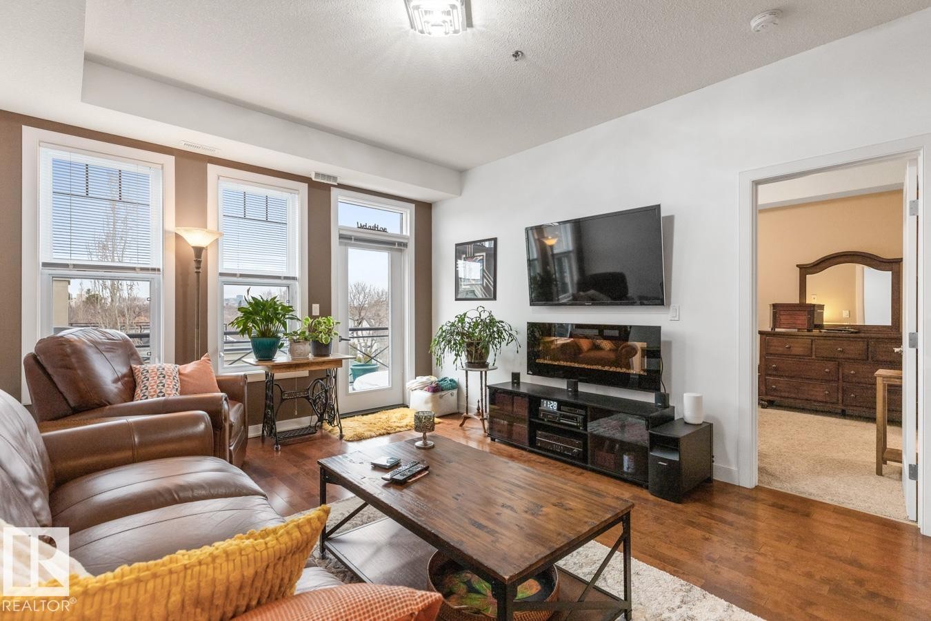 406 10808 71 Avenue, Edmonton, AB - Indoor Photo Showing Living Room