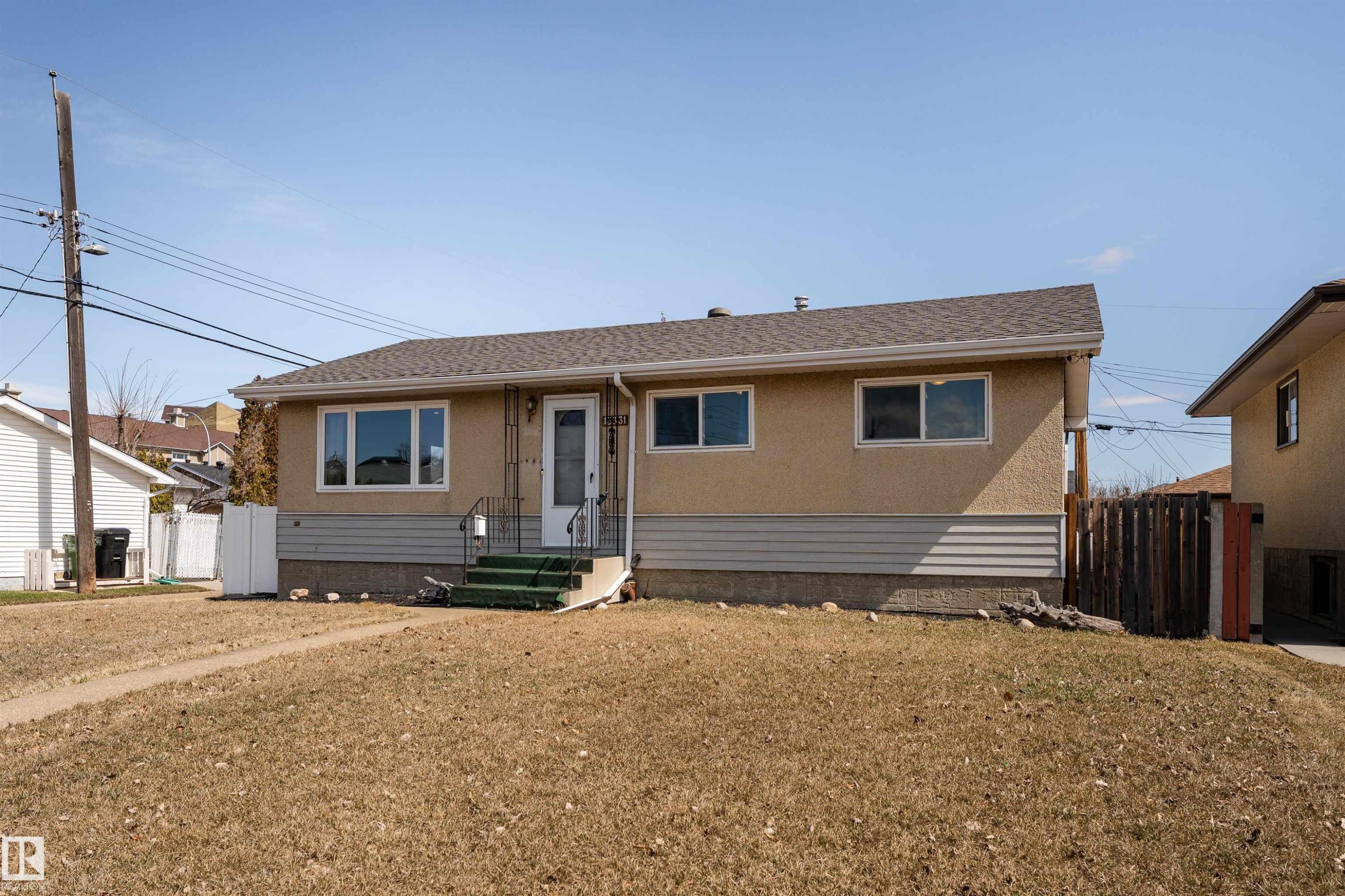 Light-colored stucco exterior with horizontal siding accents - 13331 64 Street Nw, Edmonton, AB - Outdoor