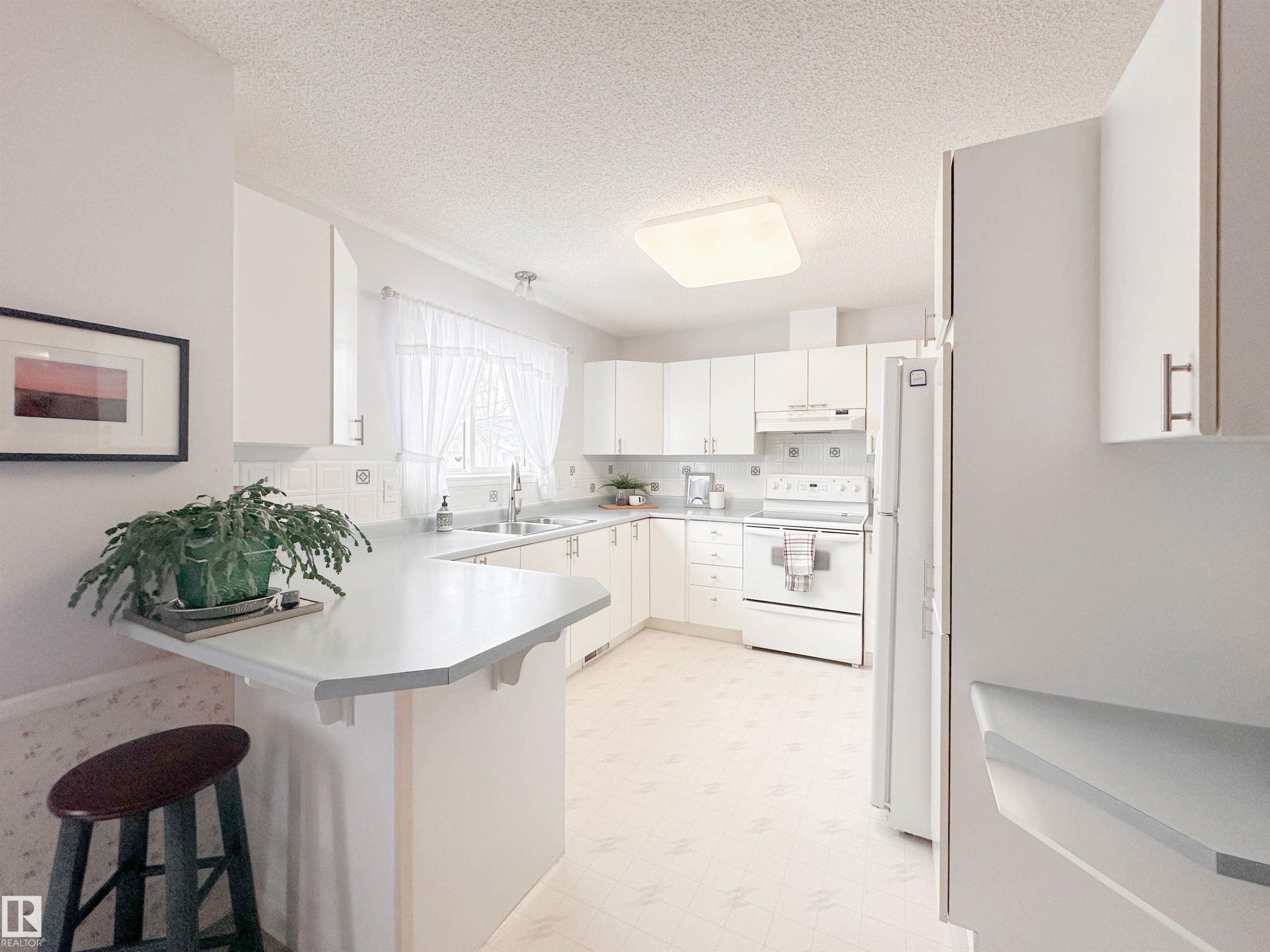 3 10 Devon Close, St. Albert, AB - Indoor Photo Showing Kitchen