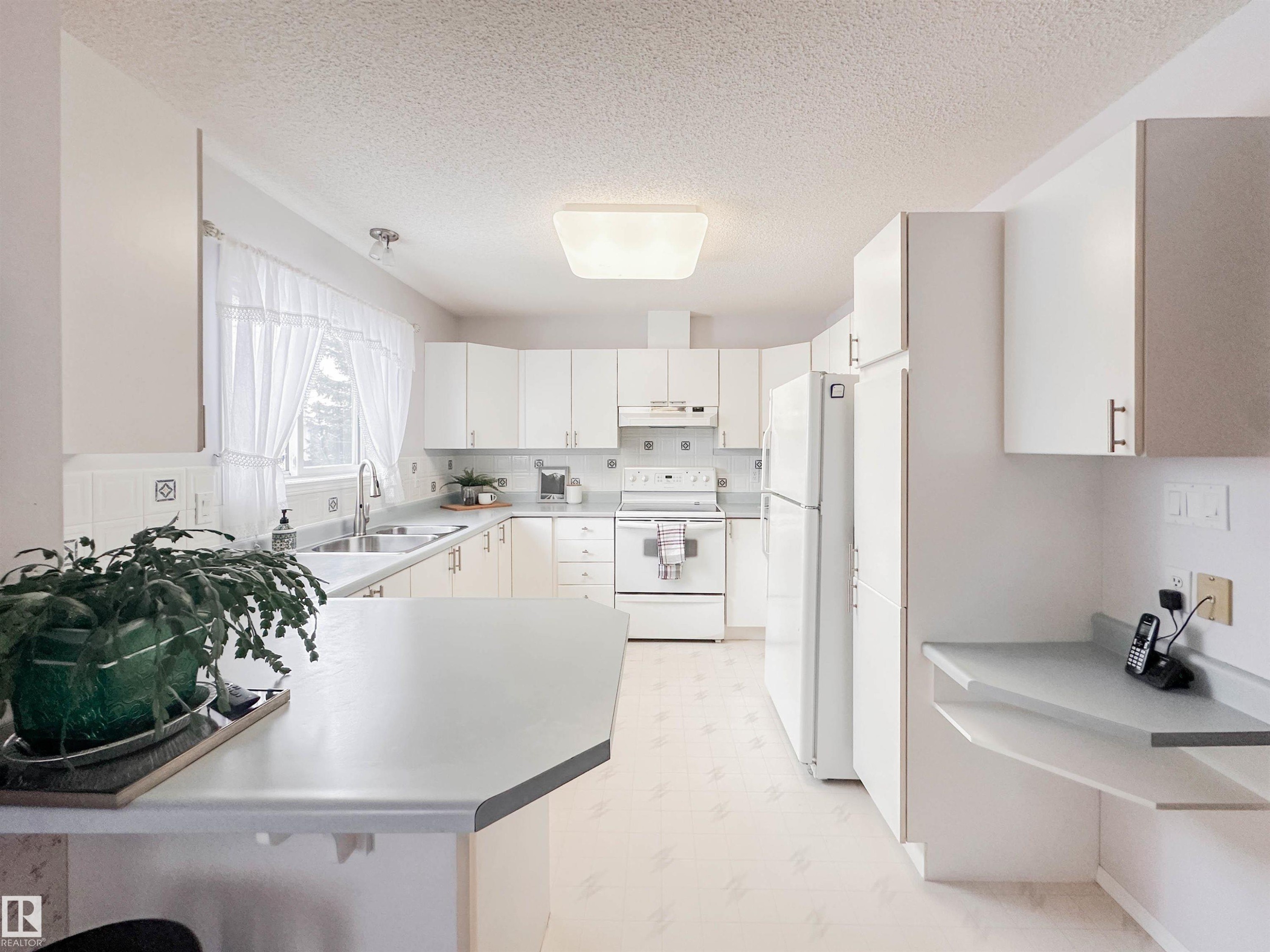 3 10 Devon Close, St. Albert, AB - Indoor Photo Showing Kitchen