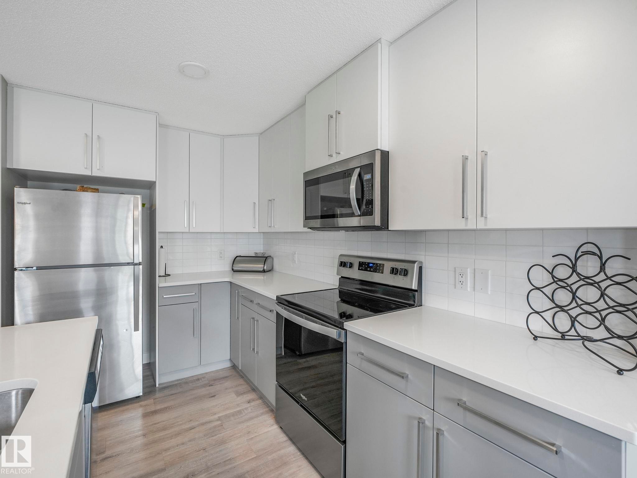 7808 174 Avenue, Edmonton, AB - Indoor Photo Showing Kitchen With Upgraded Kitchen
