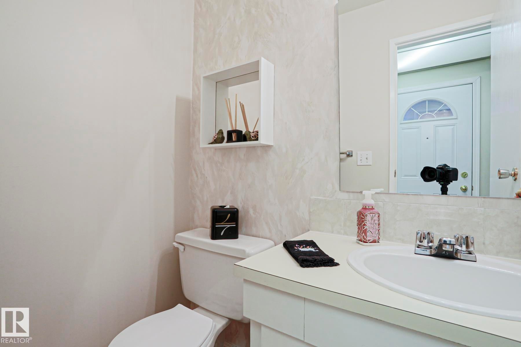 12 2020 105 Street, Edmonton, AB - Indoor Photo Showing Bathroom