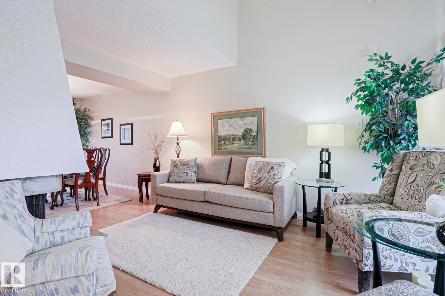 12 2020 105 Street, Edmonton, AB - Indoor Photo Showing Living Room