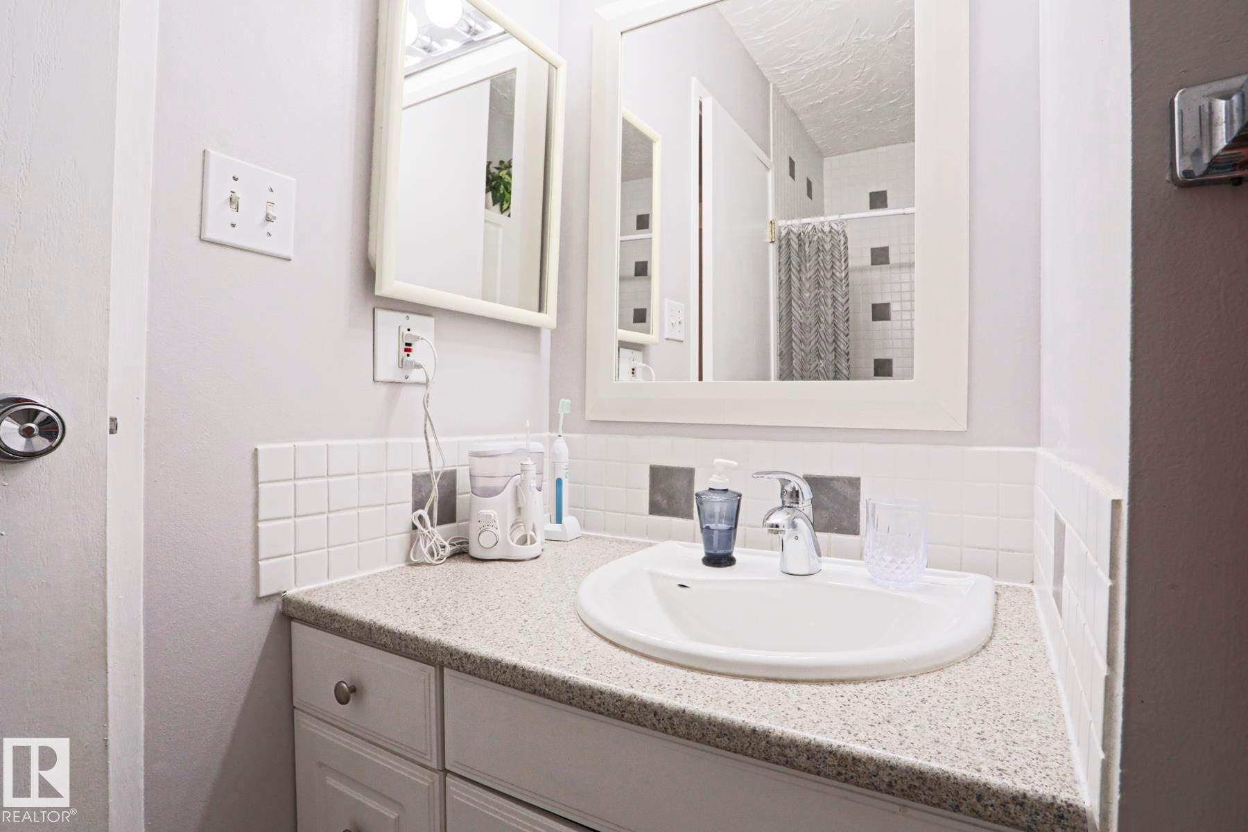 12 2020 105 Street, Edmonton, AB - Indoor Photo Showing Bathroom