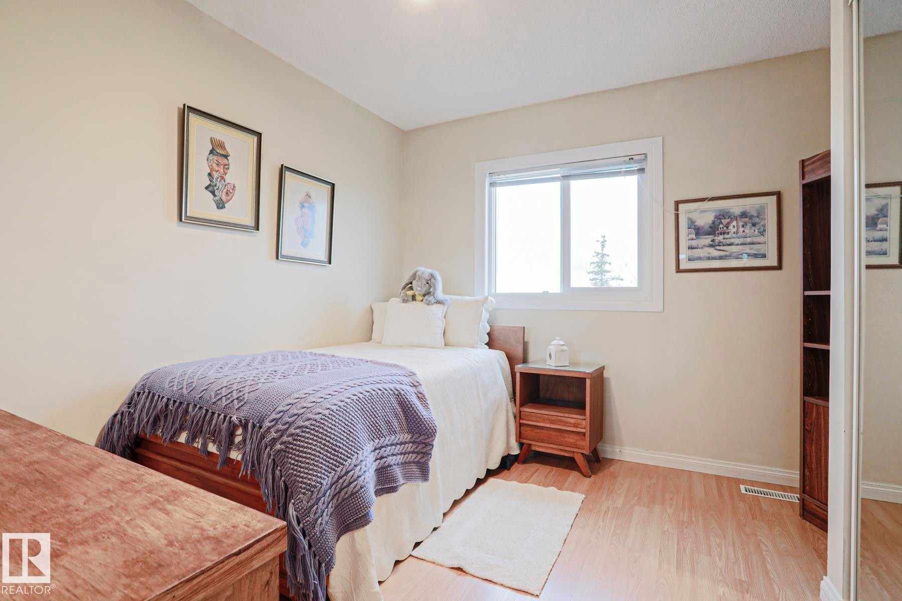 12 2020 105 Street, Edmonton, AB - Indoor Photo Showing Bedroom