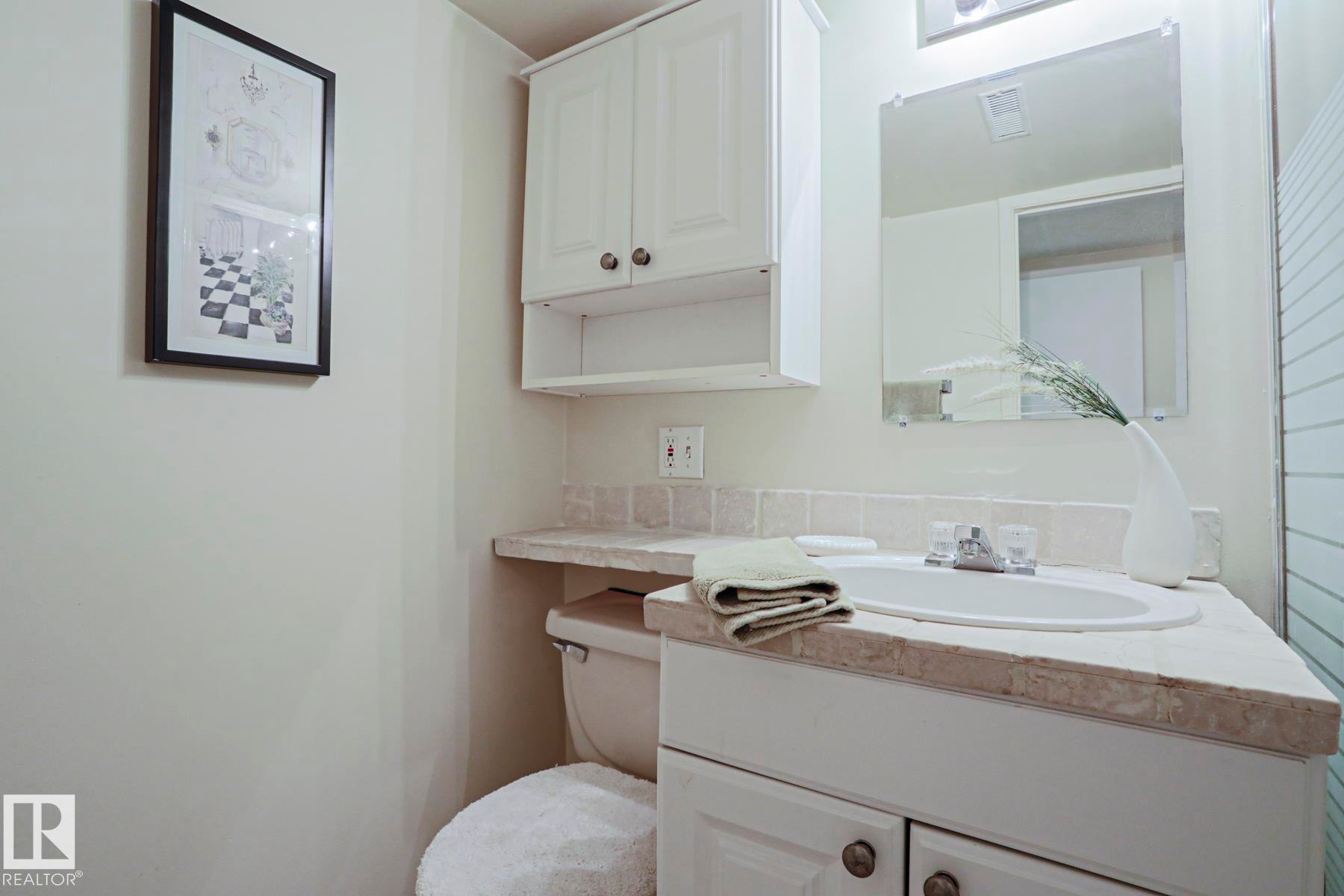 12 2020 105 Street, Edmonton, AB - Indoor Photo Showing Bathroom