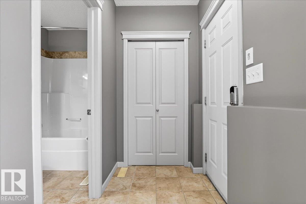 6072 Stanton Drive, Edmonton, AB - Indoor Photo Showing Other Room