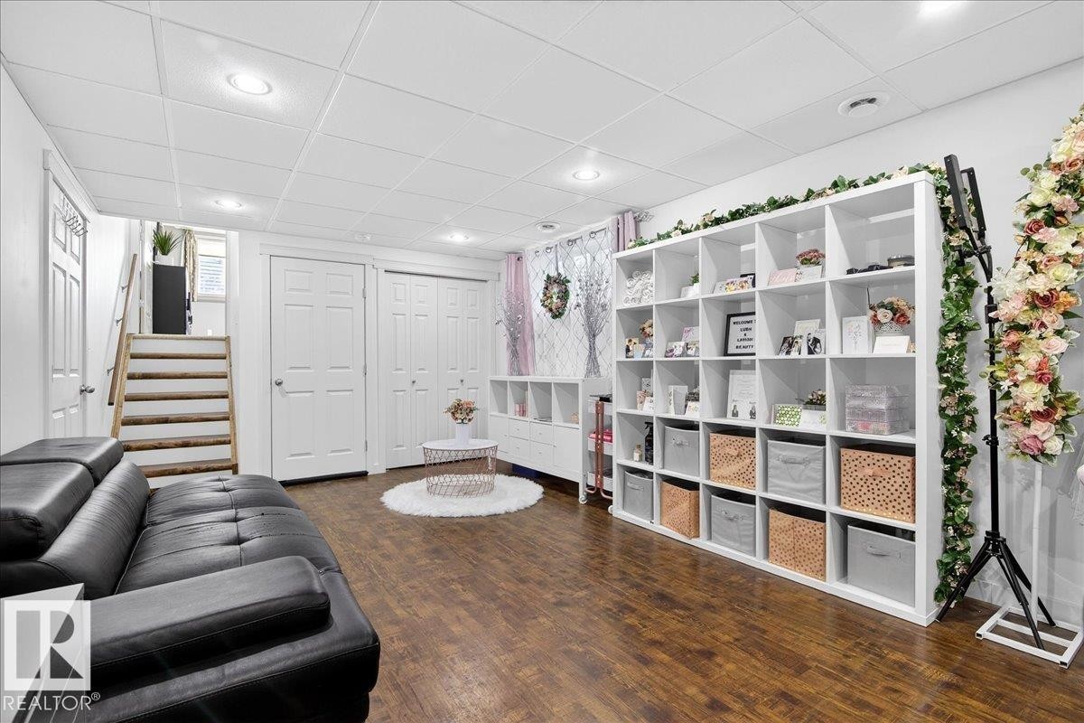 6072 Stanton Drive, Edmonton, AB - Indoor Photo Showing Other Room