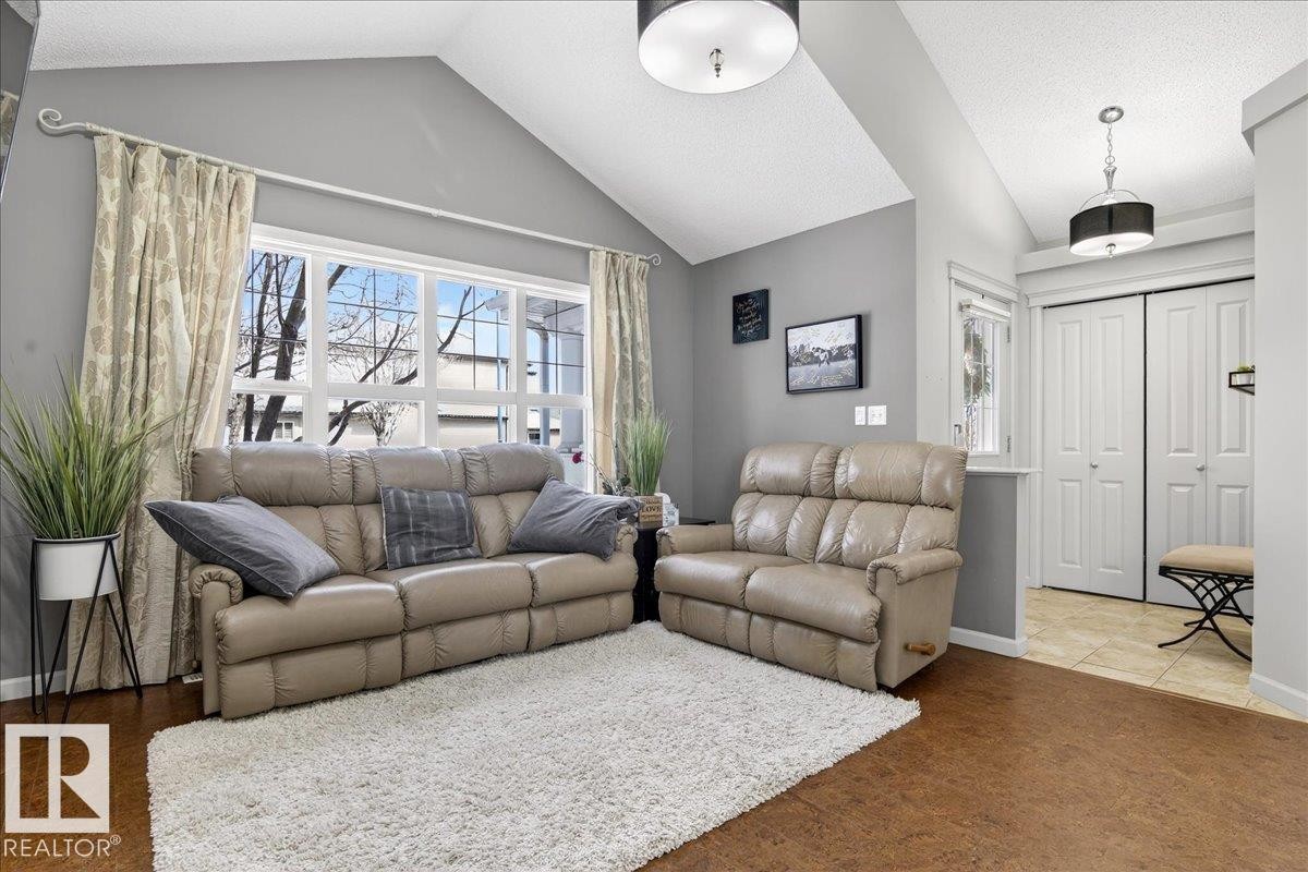 6072 Stanton Drive, Edmonton, AB - Indoor Photo Showing Living Room