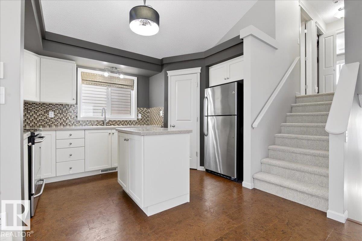 6072 Stanton Drive, Edmonton, AB - Indoor Photo Showing Kitchen With Upgraded Kitchen