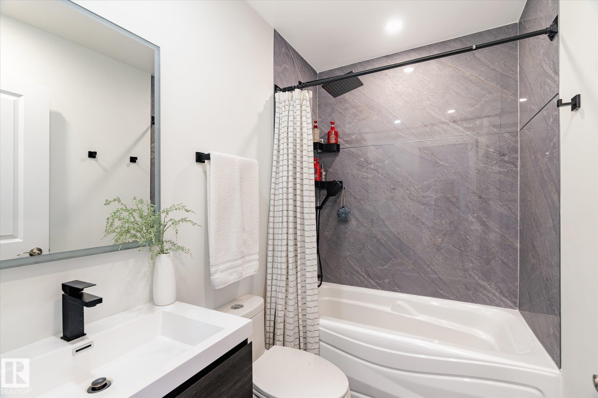 5016 44 Ave, Calmar, AB - Indoor Photo Showing Bathroom