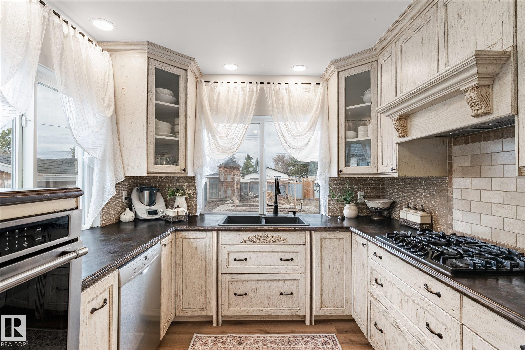 5016 44 Ave, Calmar, AB - Indoor Photo Showing Kitchen With Double Sink With Upgraded Kitchen