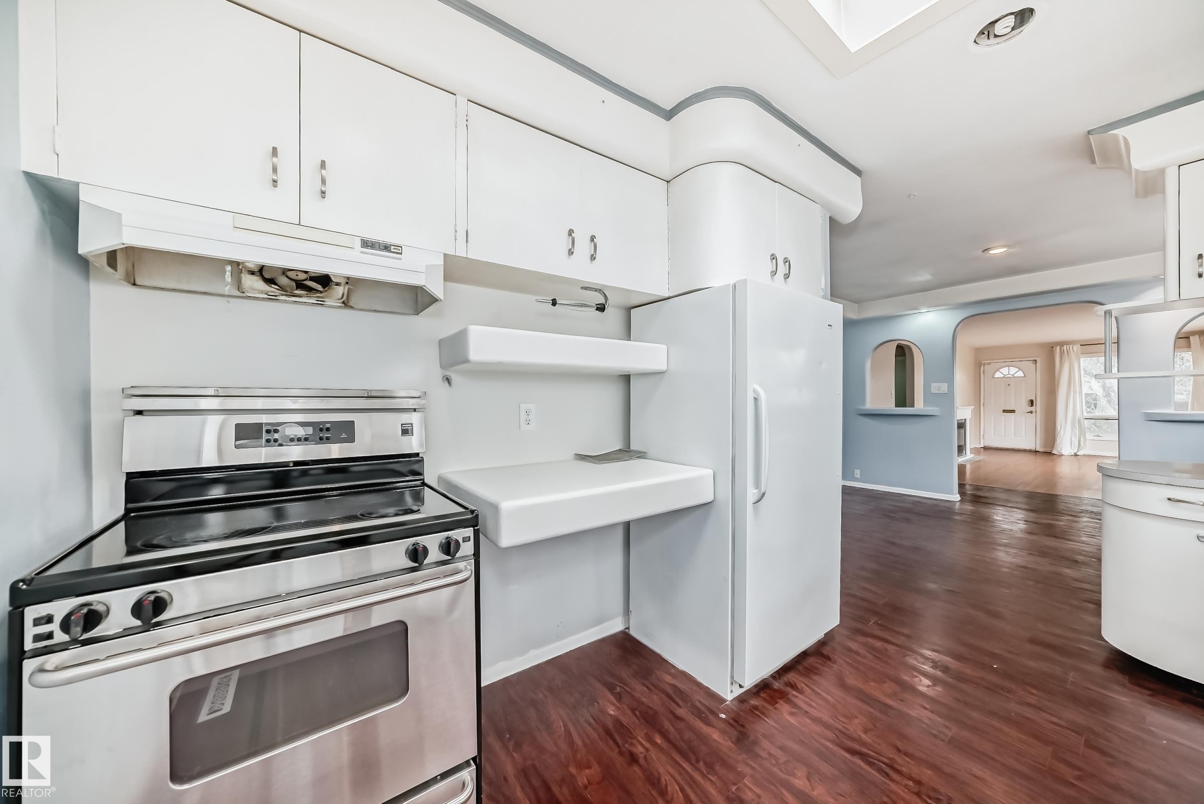 5204 112 Avenue Nw, Edmonton, AB - Indoor Photo Showing Kitchen