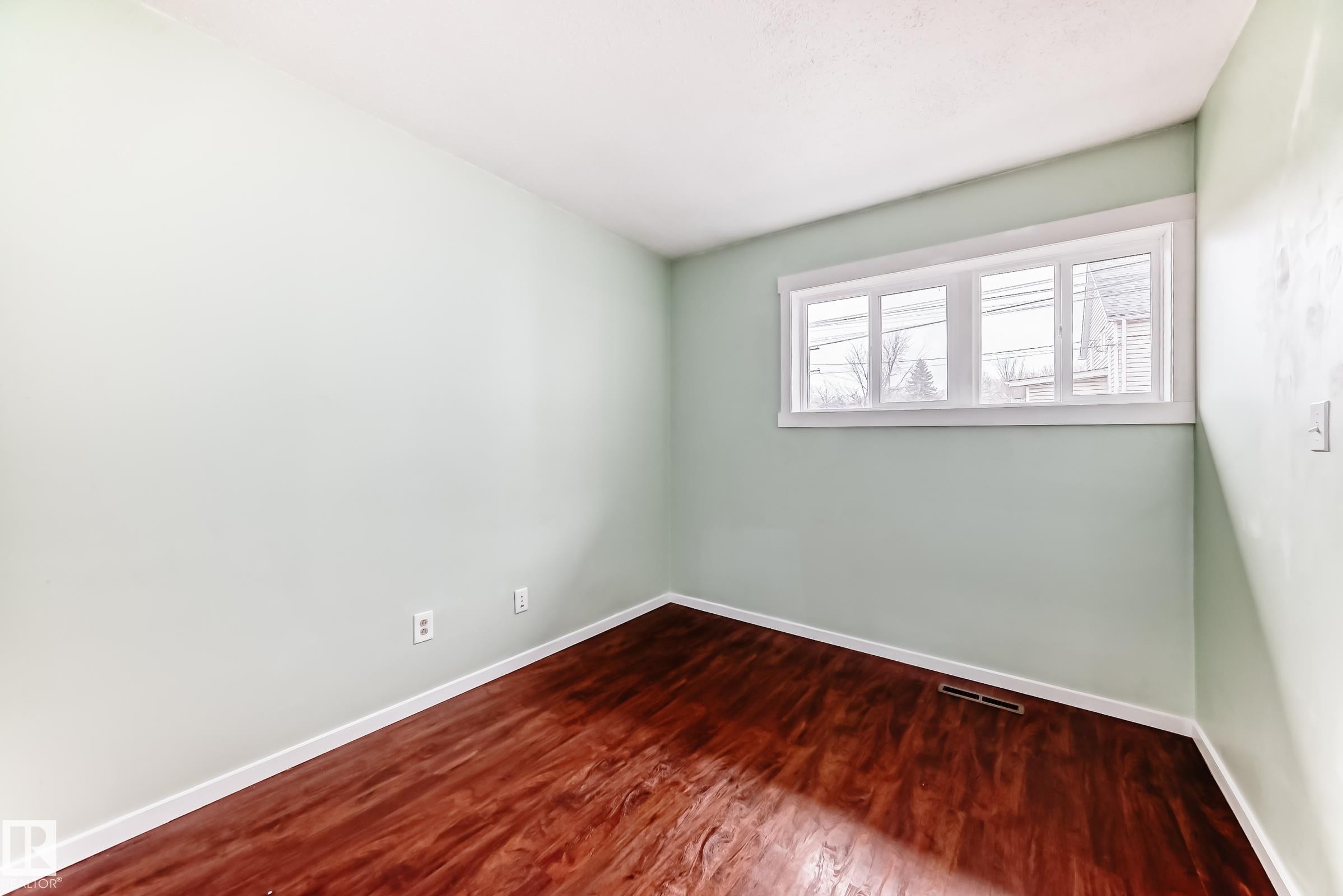 5204 112 Avenue Nw, Edmonton, AB - Indoor Photo Showing Other Room