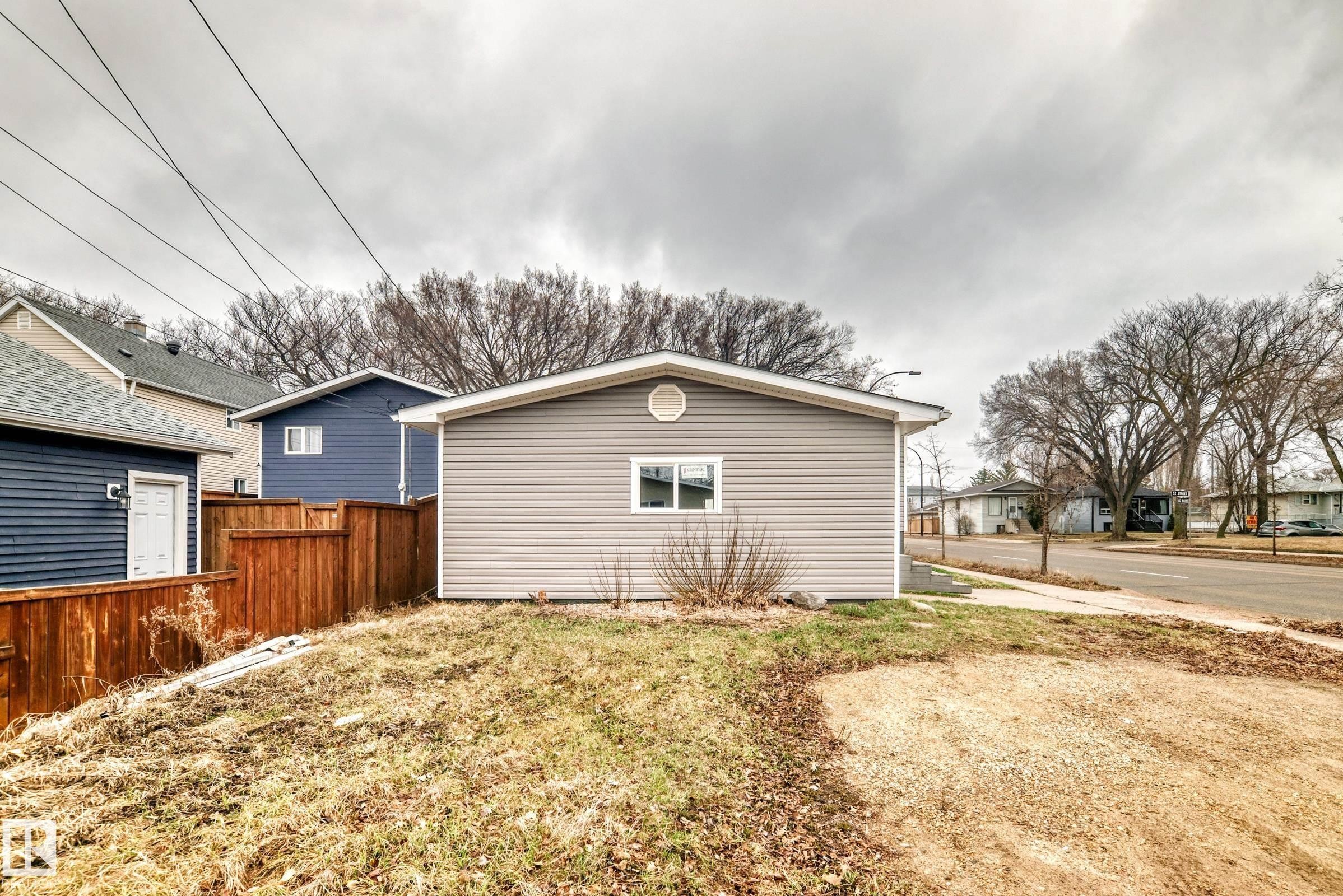 Detached structure featuring light gray horizontal siding and a single window - 5204 112 Avenue Nw, Edmonton, AB - Outdoor