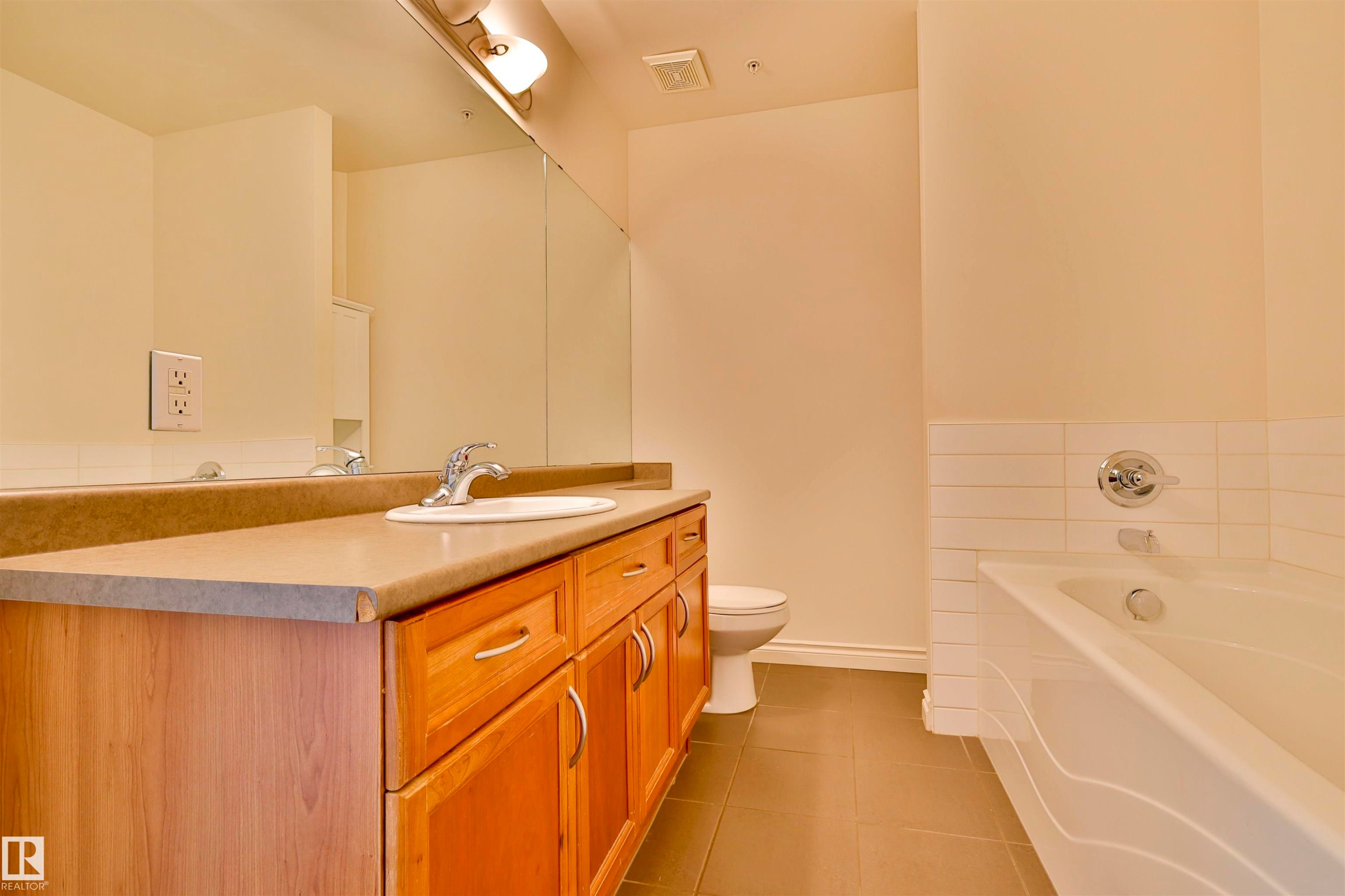 906 9020 Jasper Avenue, Edmonton, AB - Indoor Photo Showing Bathroom