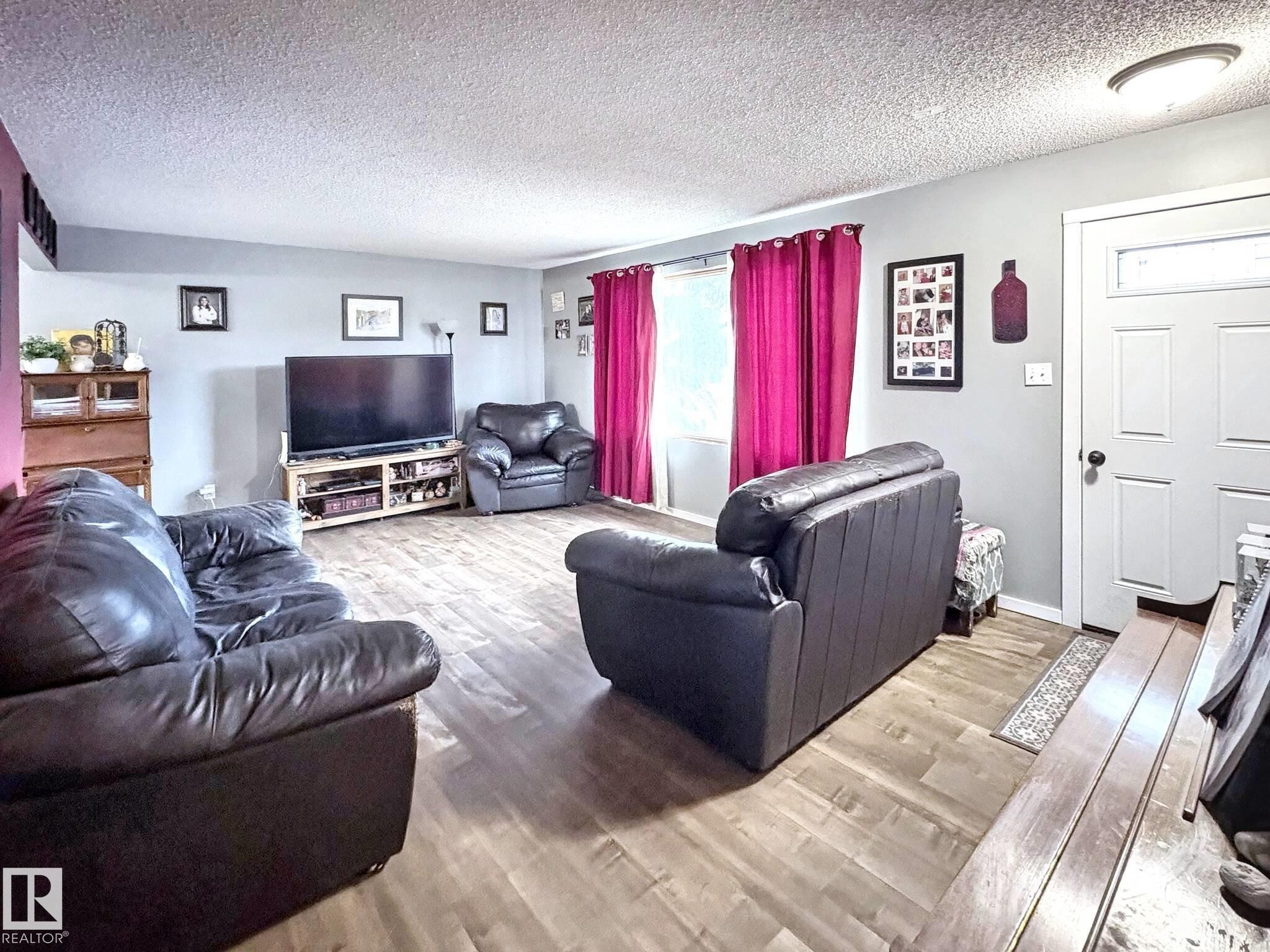 5025 54 Street, Glendon, AB - Indoor Photo Showing Living Room