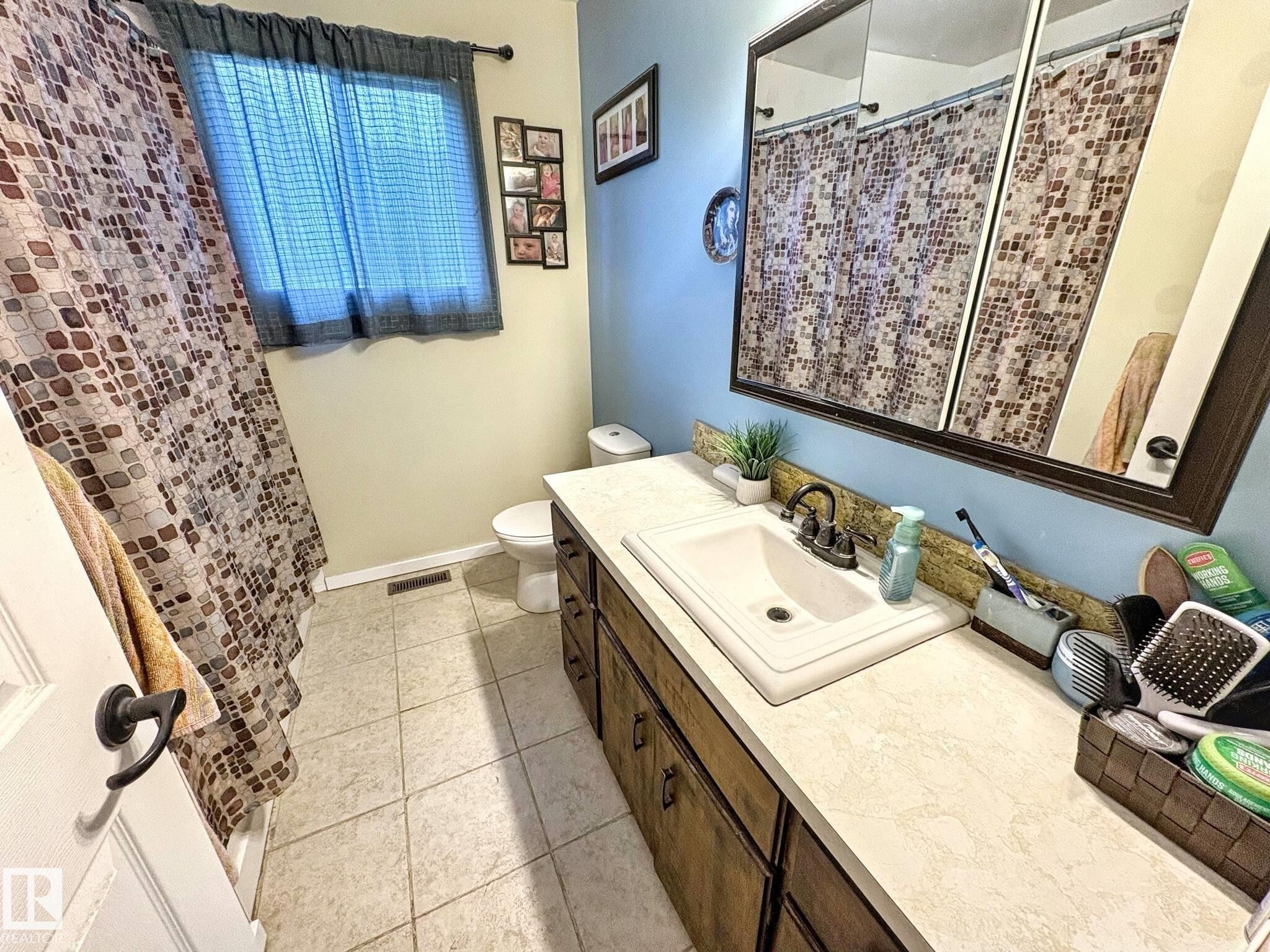 5025 54 Street, Glendon, AB - Indoor Photo Showing Bathroom