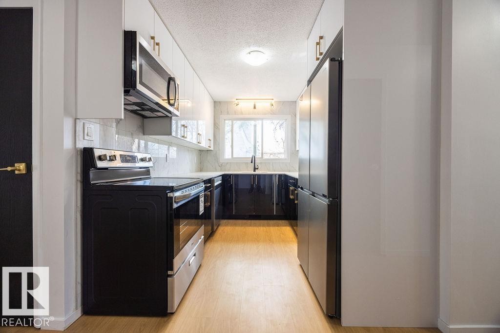 12822 123 Street, Edmonton, AB - Indoor Photo Showing Kitchen With Upgraded Kitchen
