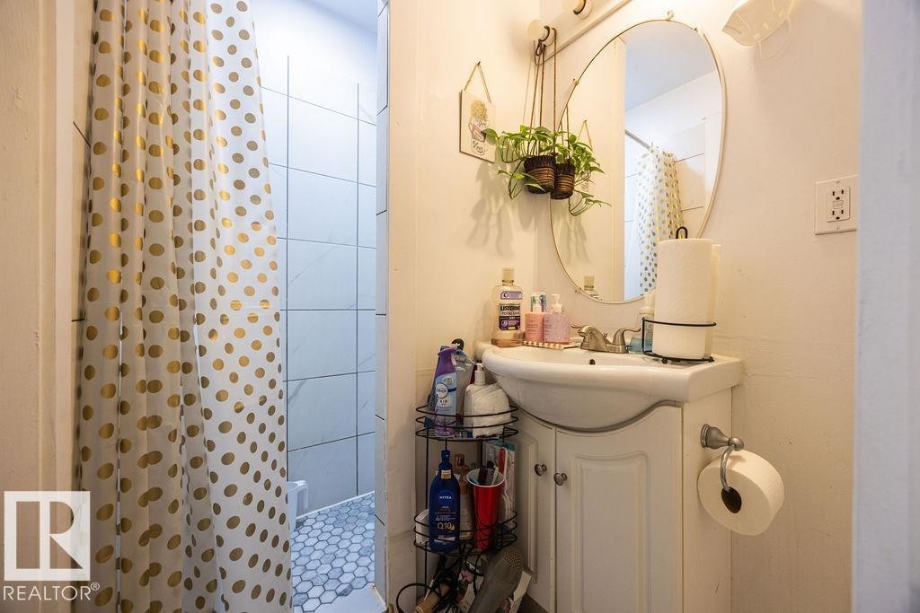 12822/12824 123 Street, Edmonton, AB - Indoor Photo Showing Bathroom