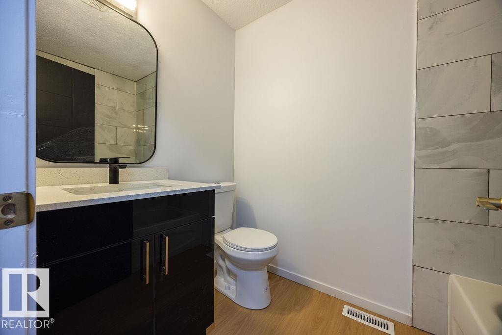 12822 123 Street, Edmonton, AB - Indoor Photo Showing Bathroom