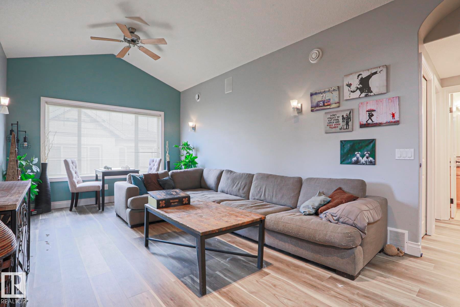 18 2565 Hanna Crescent, Edmonton, AB - Indoor Photo Showing Living Room