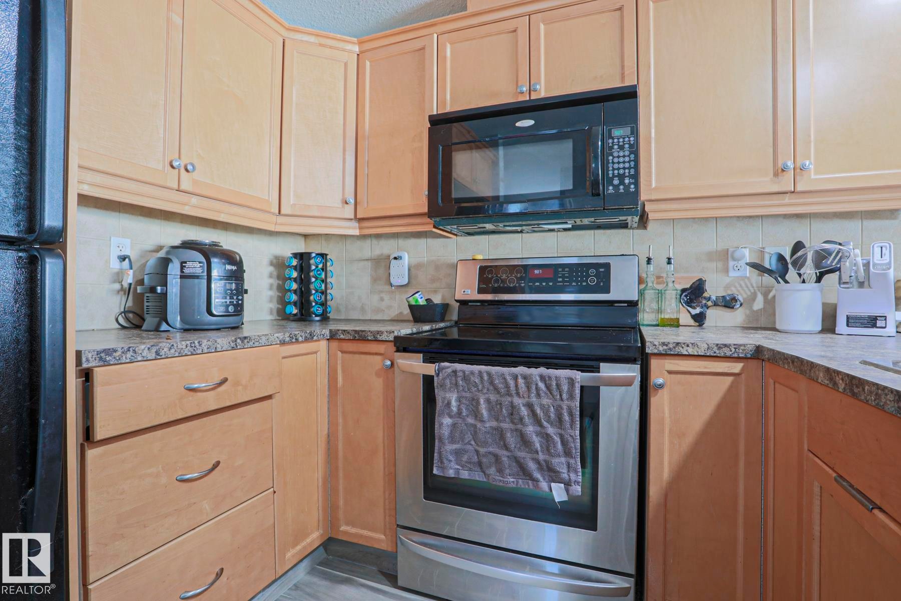 18 2565 Hanna Crescent, Edmonton, AB - Indoor Photo Showing Kitchen