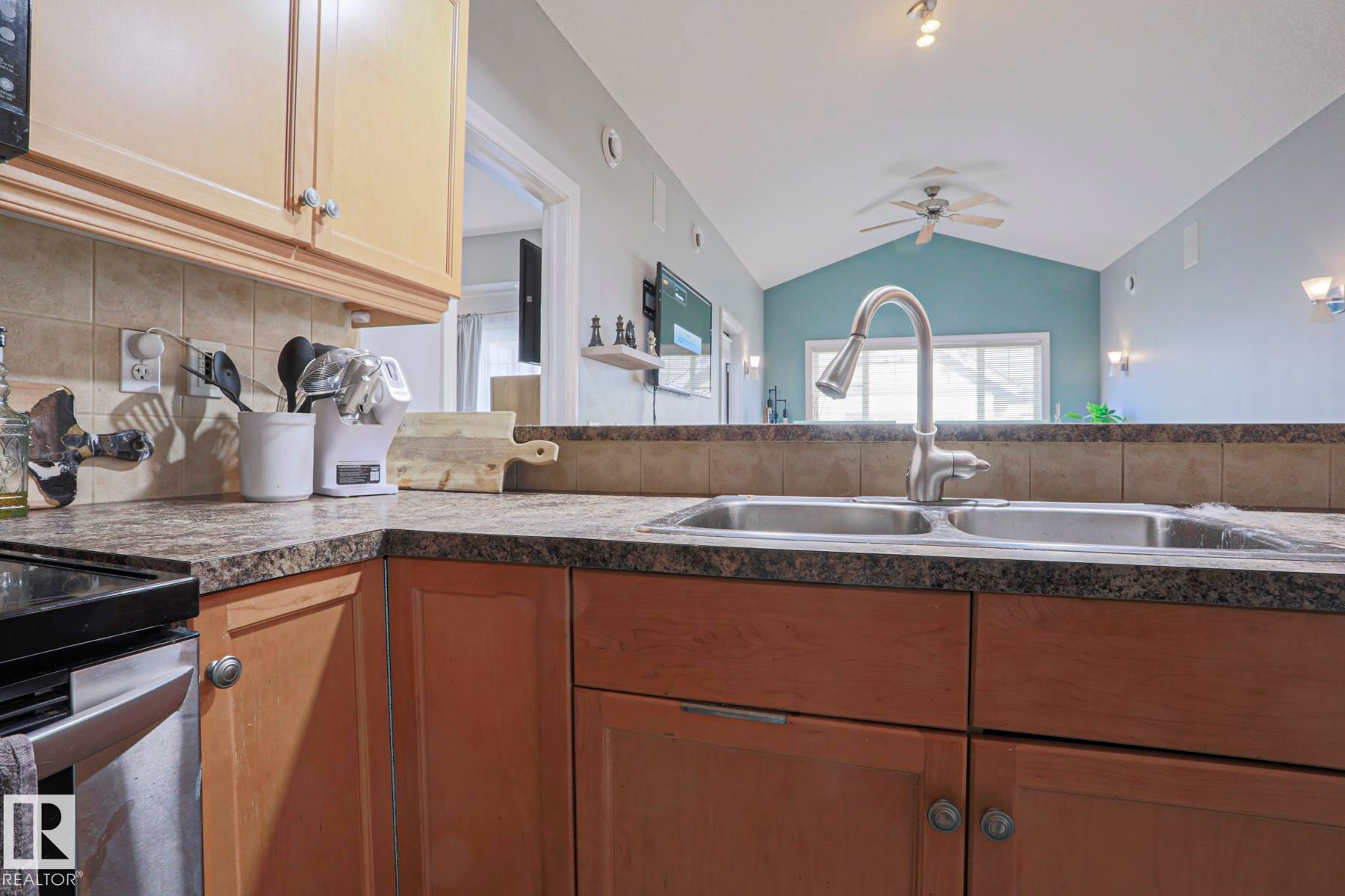 18 2565 Hanna Crescent, Edmonton, AB - Indoor Photo Showing Kitchen With Double Sink