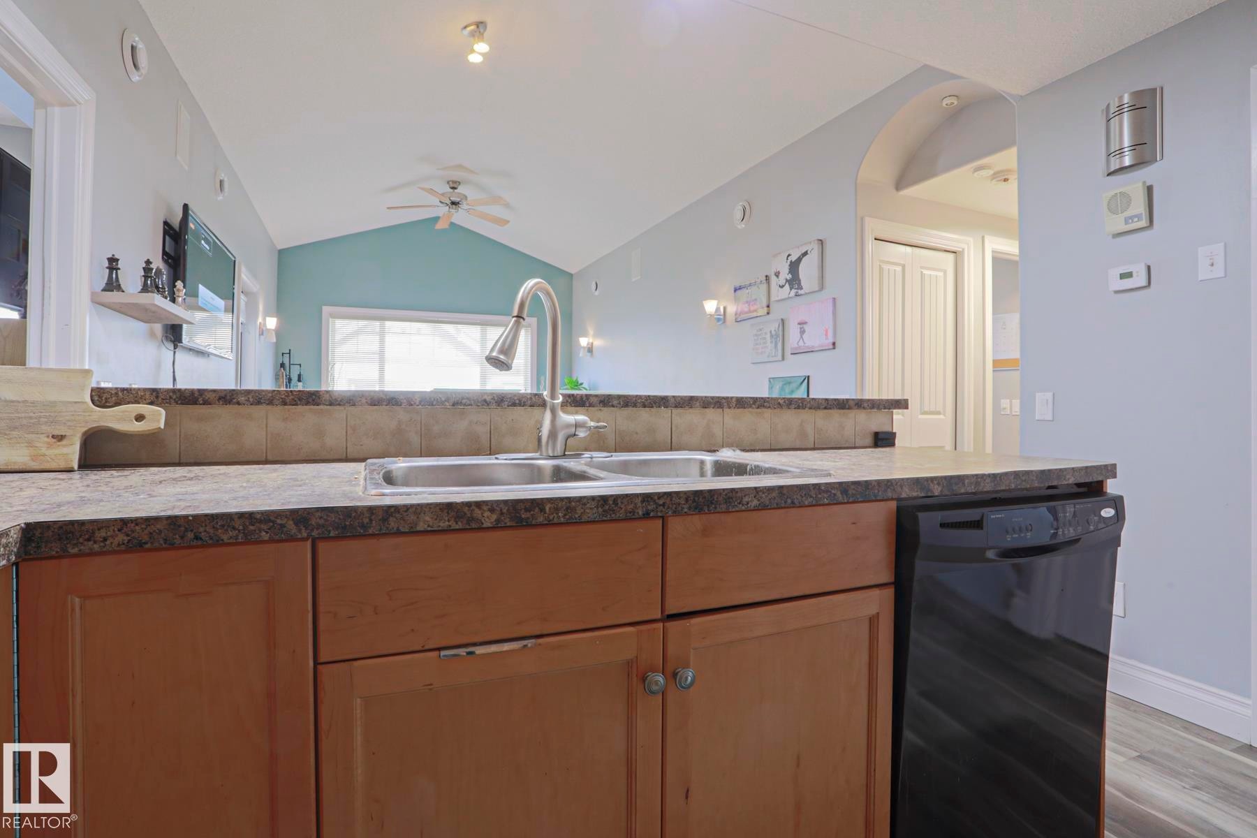 18 2565 Hanna Crescent, Edmonton, AB - Indoor Photo Showing Kitchen With Double Sink