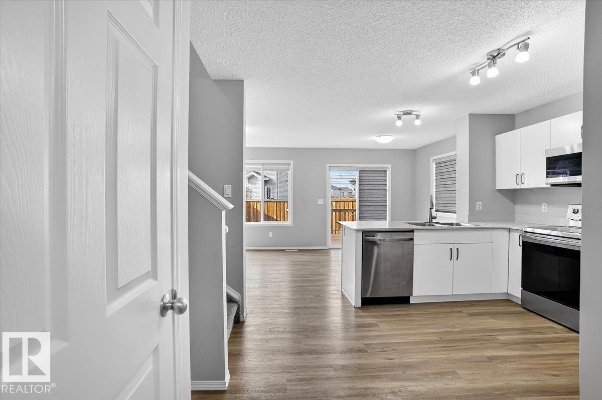 9046 Cooper Link, Edmonton, AB - Indoor Photo Showing Kitchen