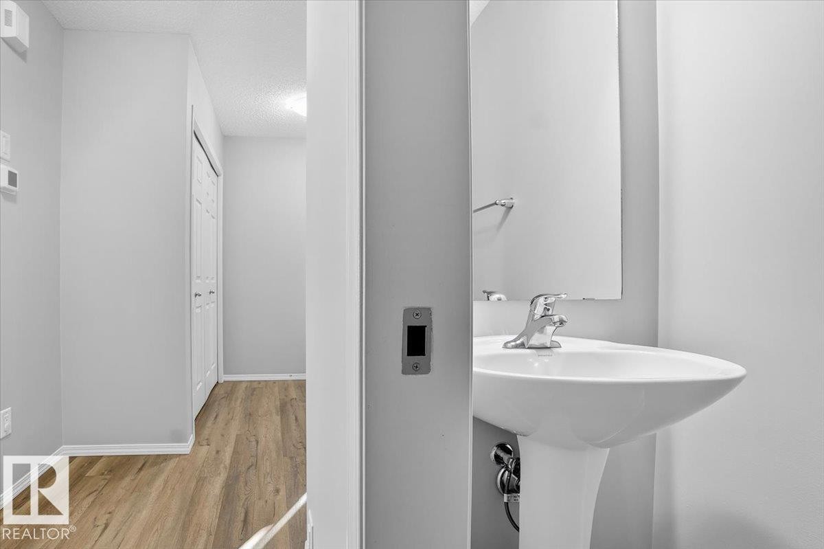 9046 Cooper Link, Edmonton, AB - Indoor Photo Showing Bathroom