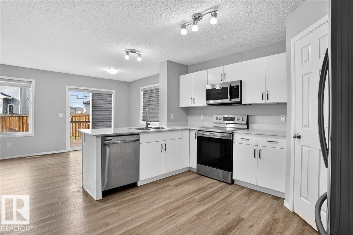 9046 Cooper Link, Edmonton, AB - Indoor Photo Showing Kitchen