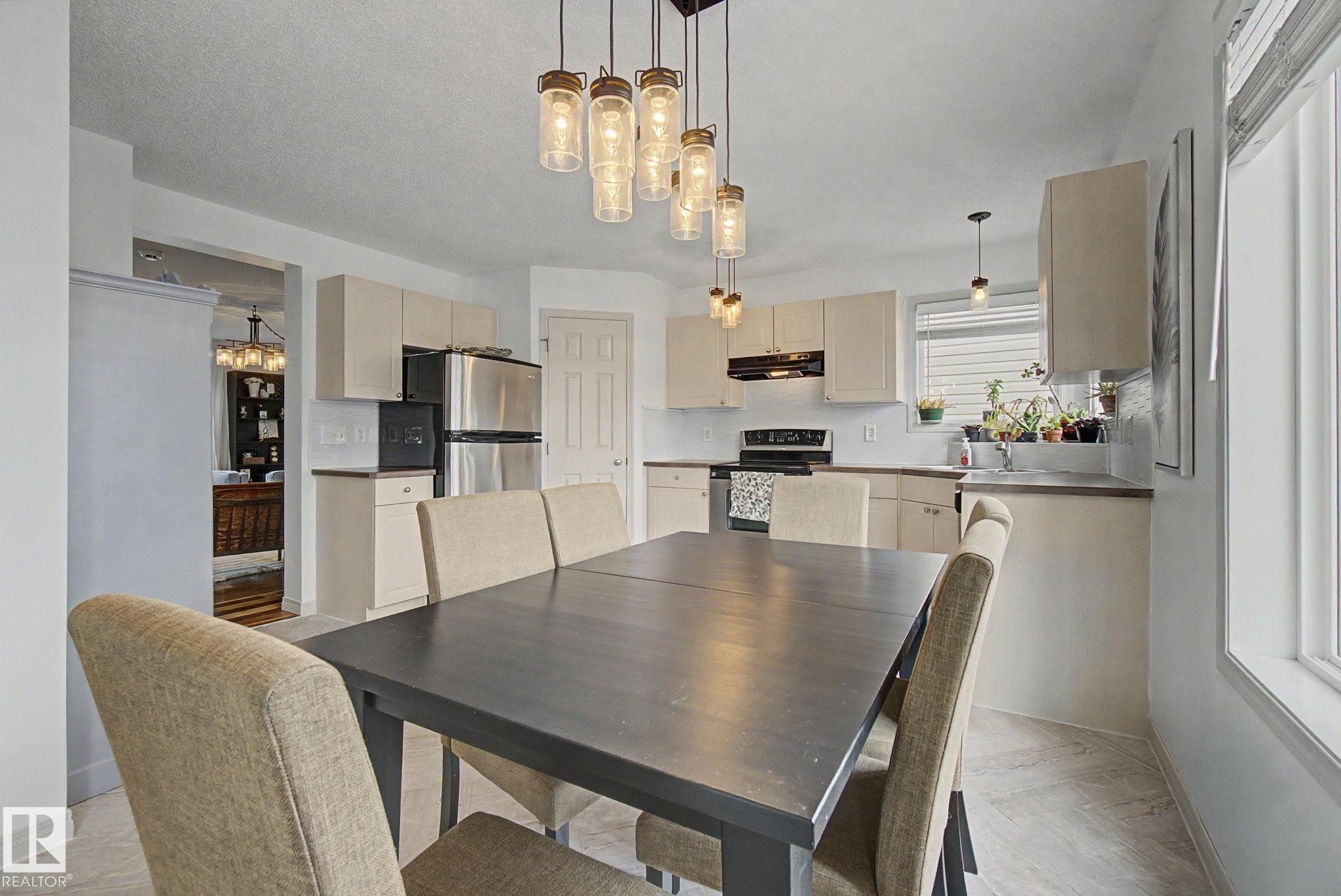 9111 213 Street, Edmonton, AB - Indoor