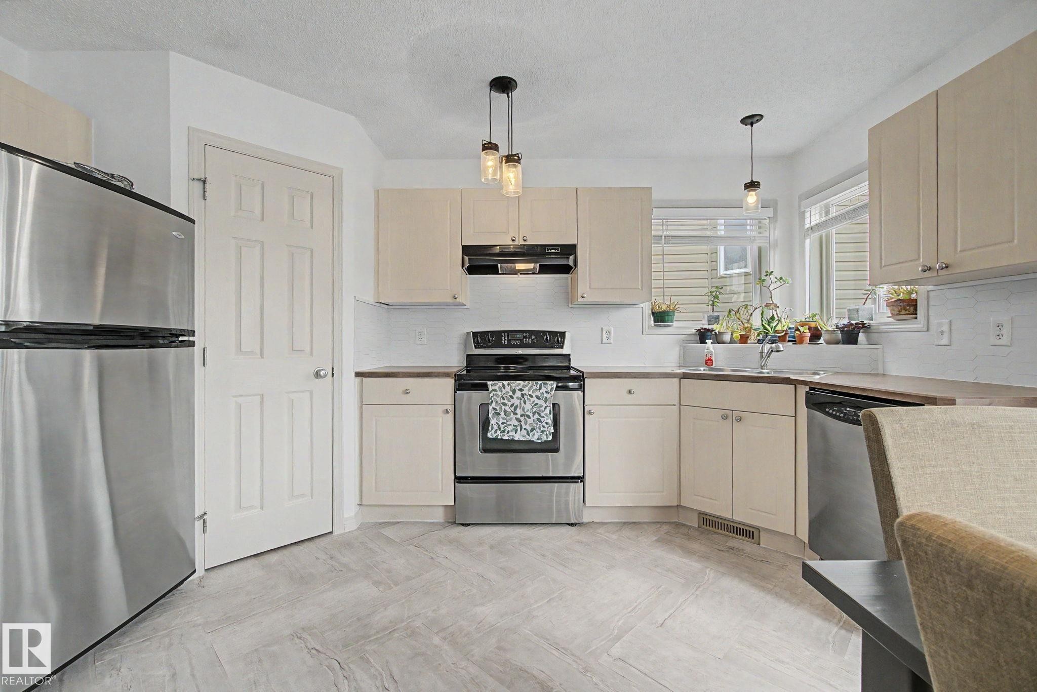 9111 213 Street, Edmonton, AB - Indoor Photo Showing Kitchen
