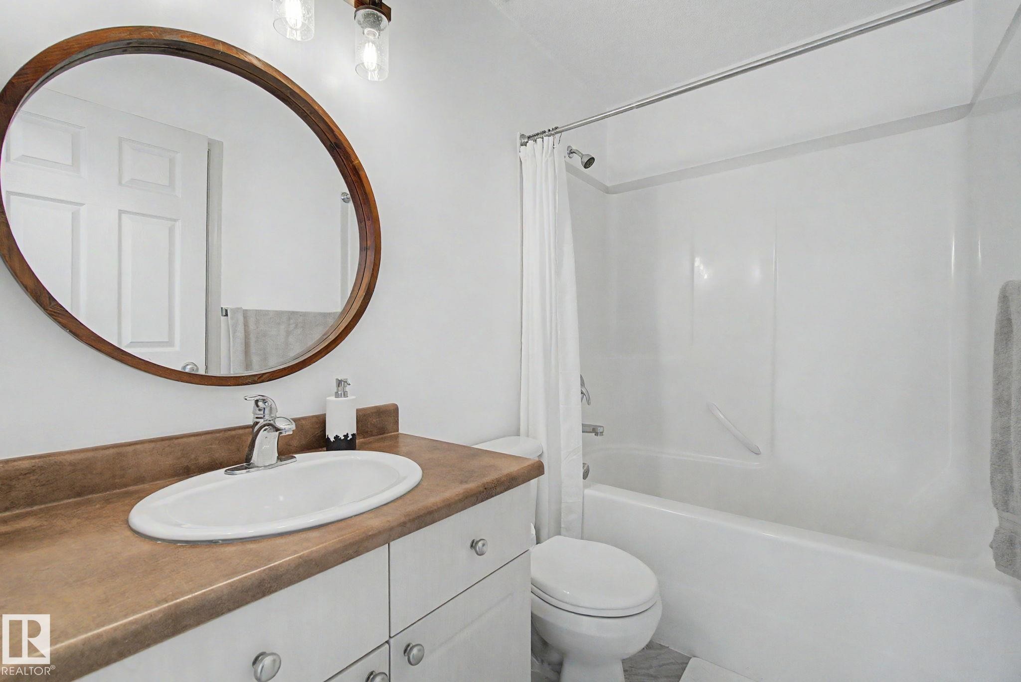 9111 213 Street, Edmonton, AB - Indoor Photo Showing Bathroom