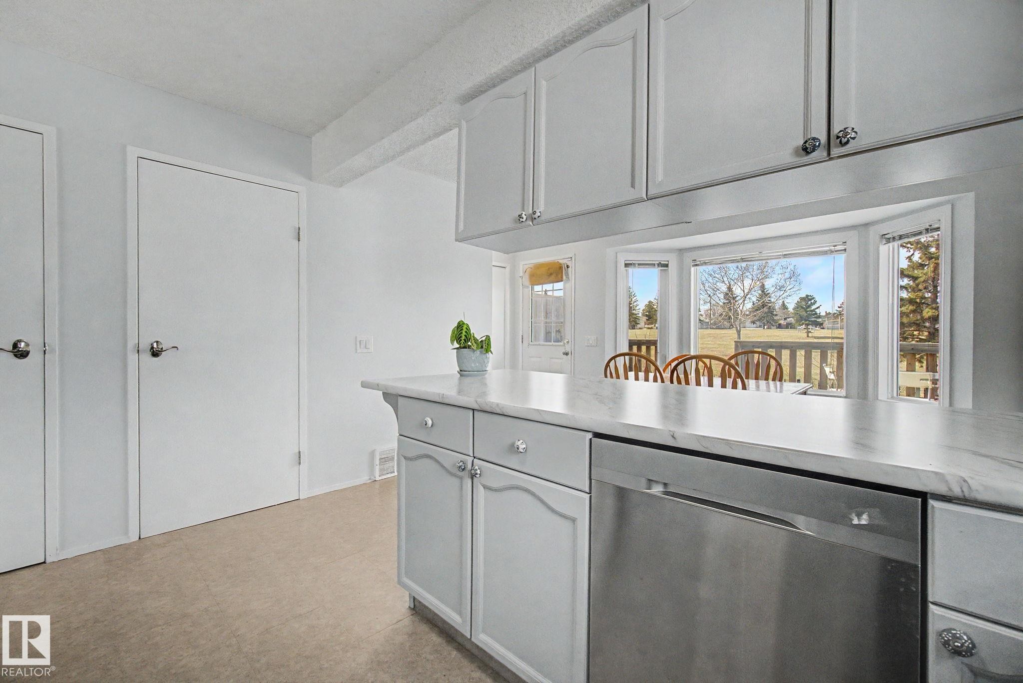 141 5 Aberdeen Way, Stony Plain, AB - Indoor Photo Showing Kitchen