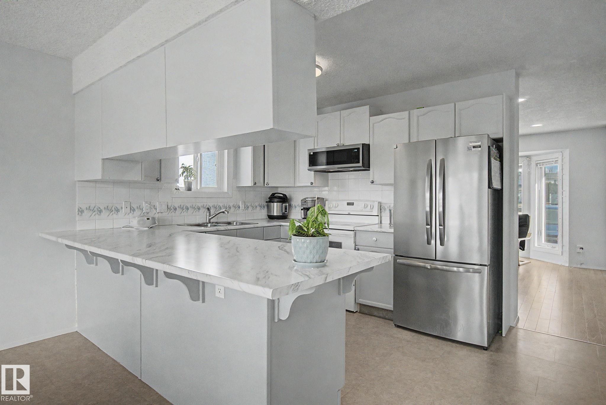 141 5 Aberdeen Way, Stony Plain, AB - Indoor Photo Showing Kitchen With Double Sink With Upgraded Kitchen
