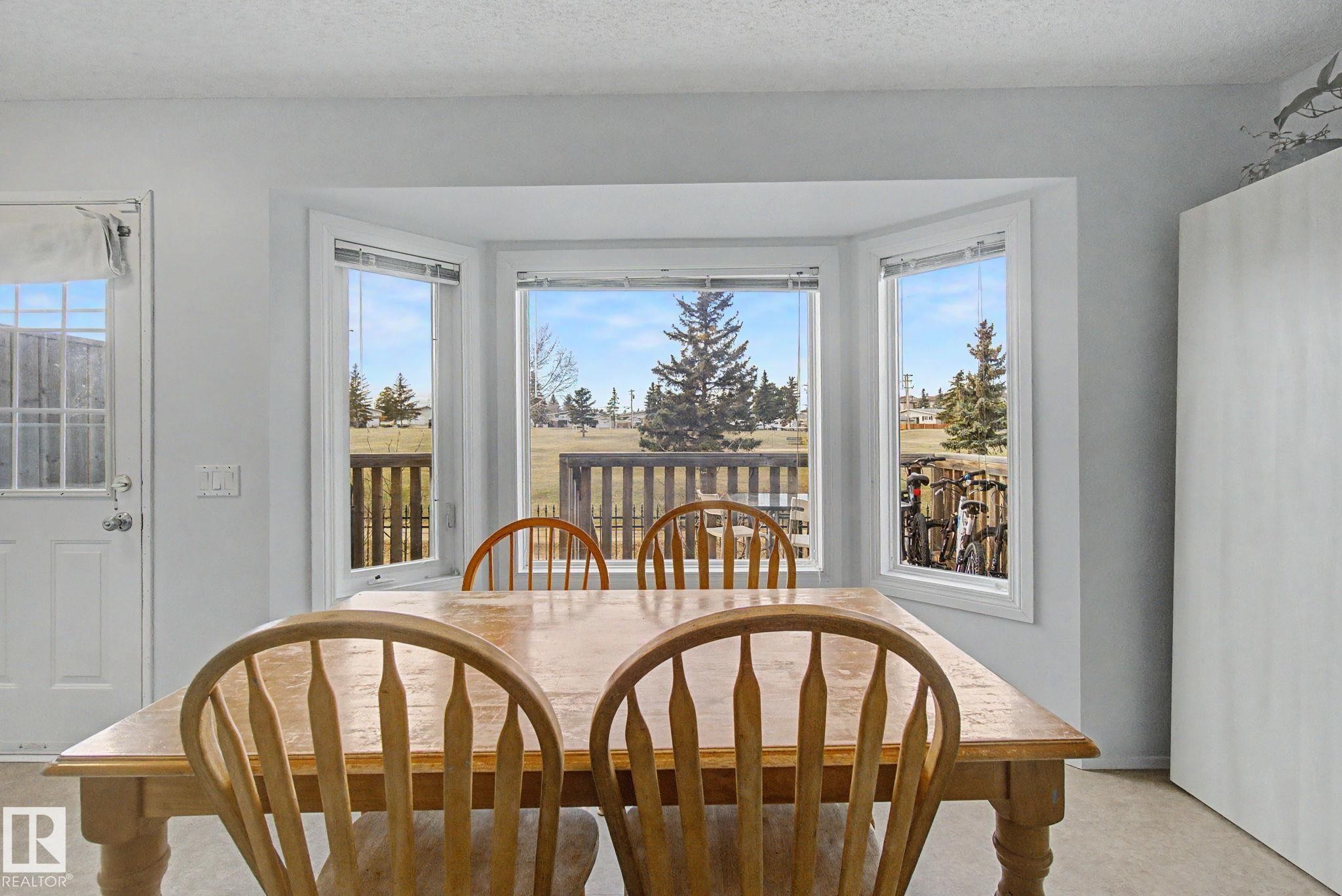 141 5 Aberdeen Way, Stony Plain, AB - Indoor Photo Showing Dining Room