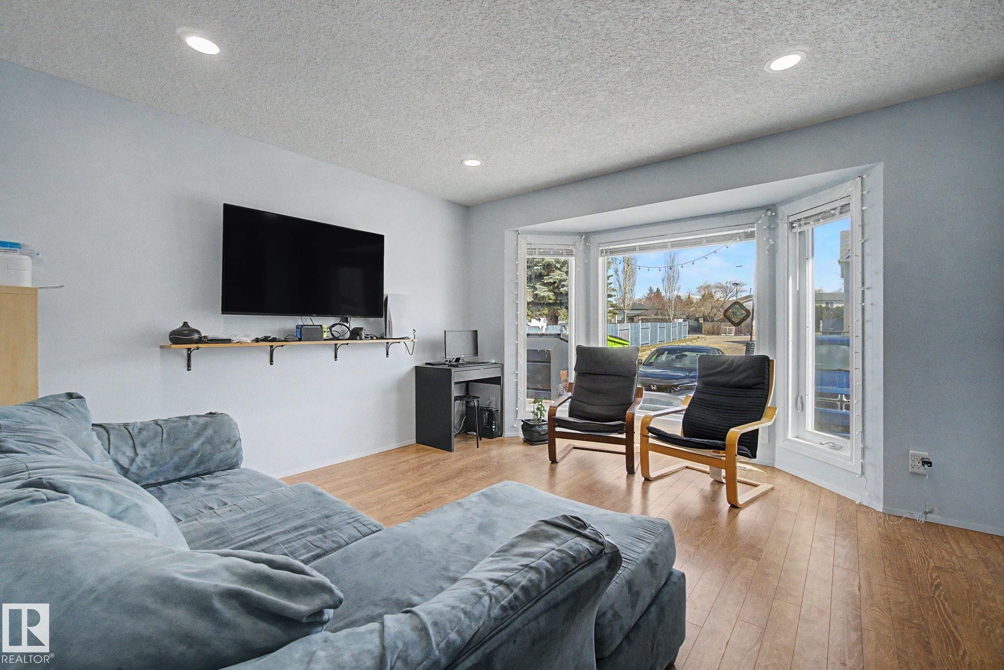 141 5 Aberdeen Way, Stony Plain, AB - Indoor Photo Showing Living Room