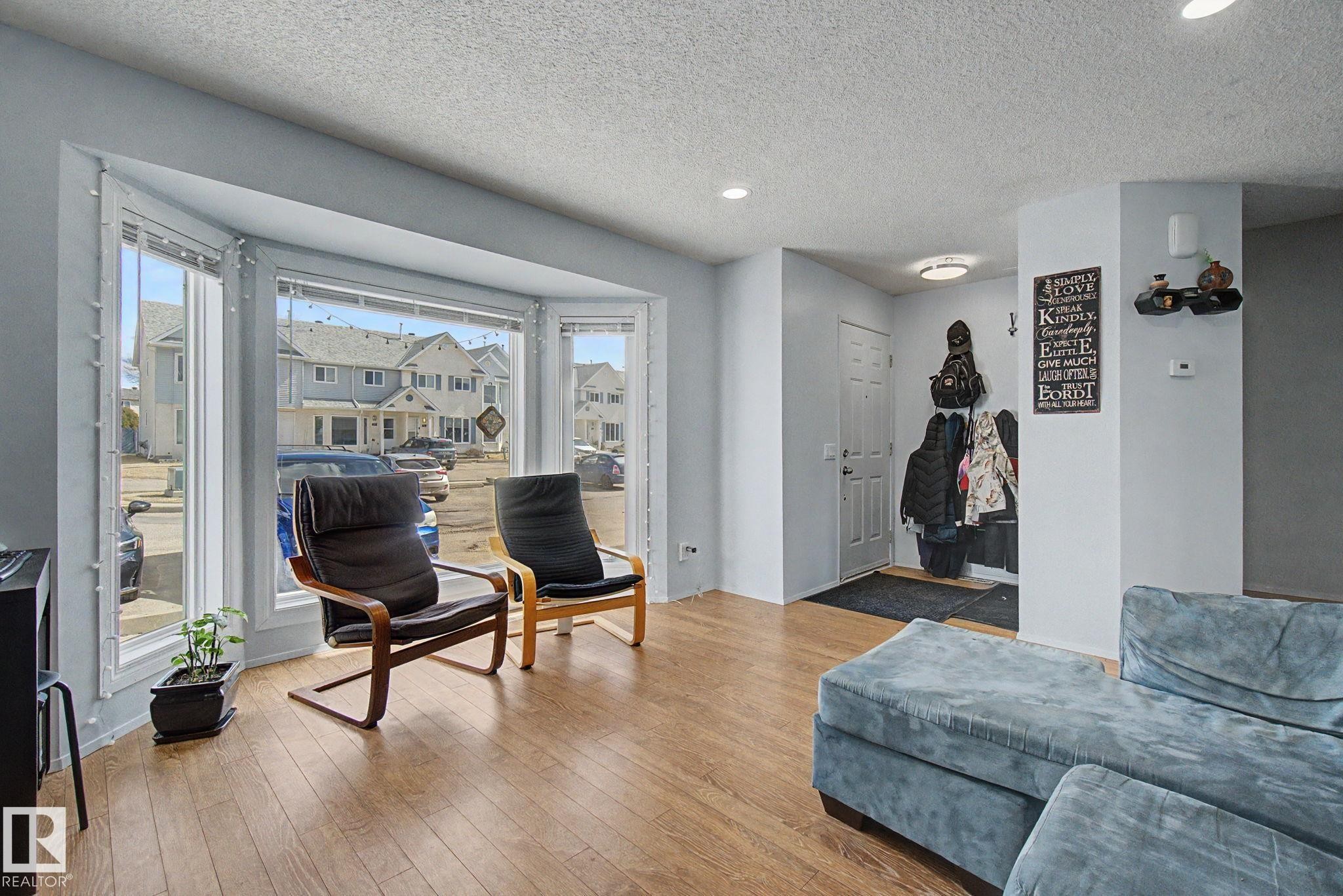 141 5 Aberdeen Way, Stony Plain, AB - Indoor Photo Showing Living Room