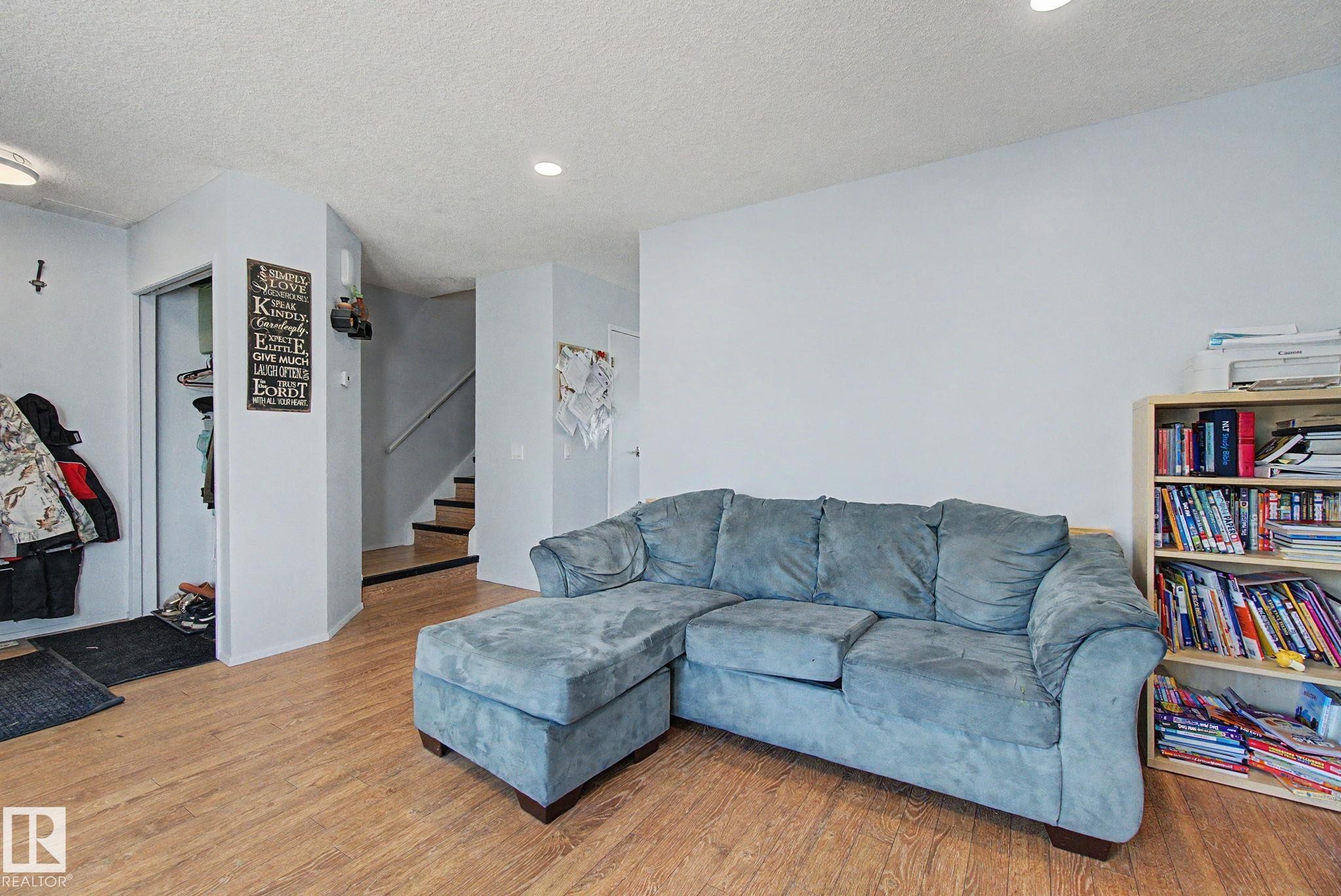 141 5 Aberdeen Way, Stony Plain, AB - Indoor Photo Showing Living Room