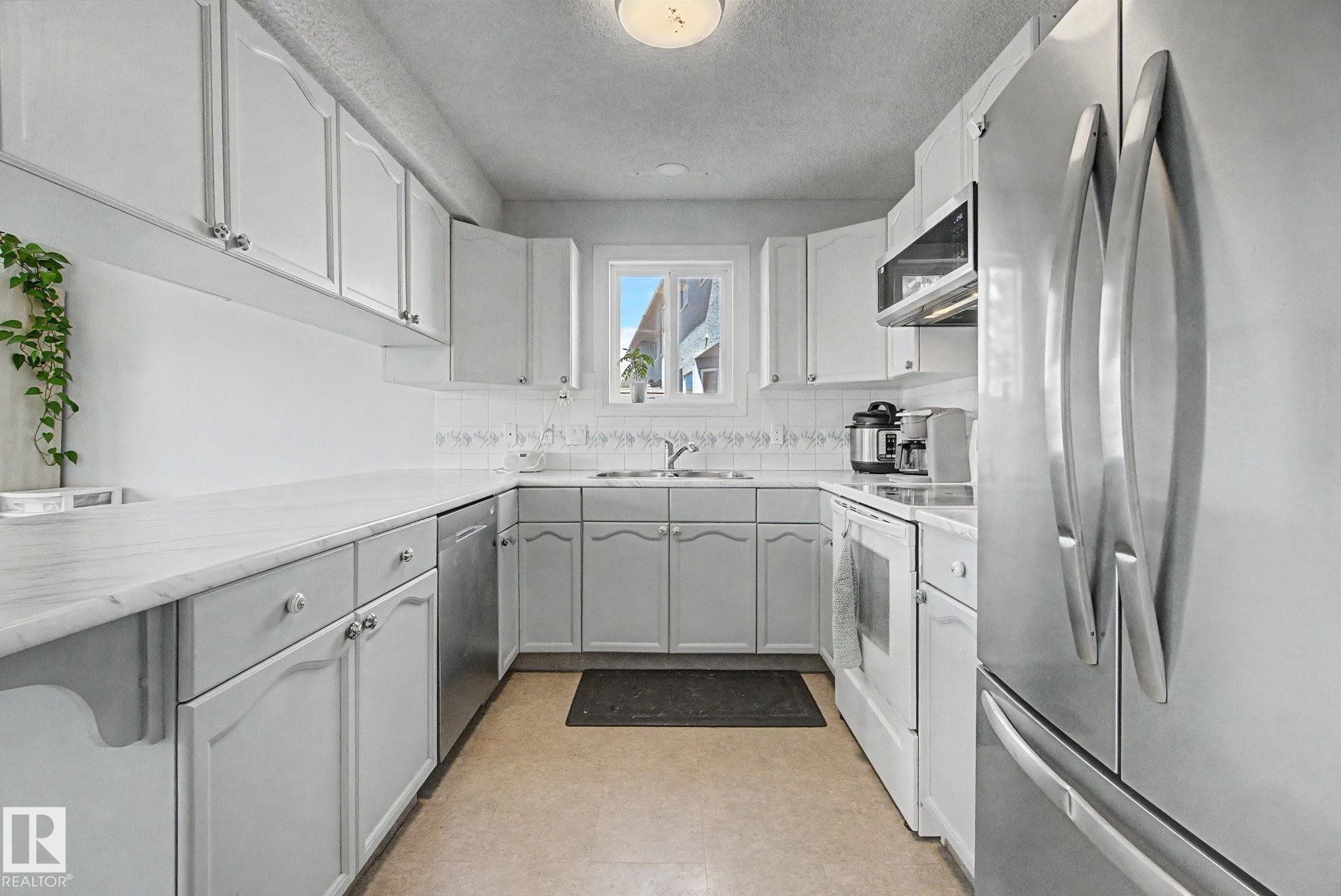 141 5 Aberdeen Way, Stony Plain, AB - Indoor Photo Showing Kitchen With Double Sink