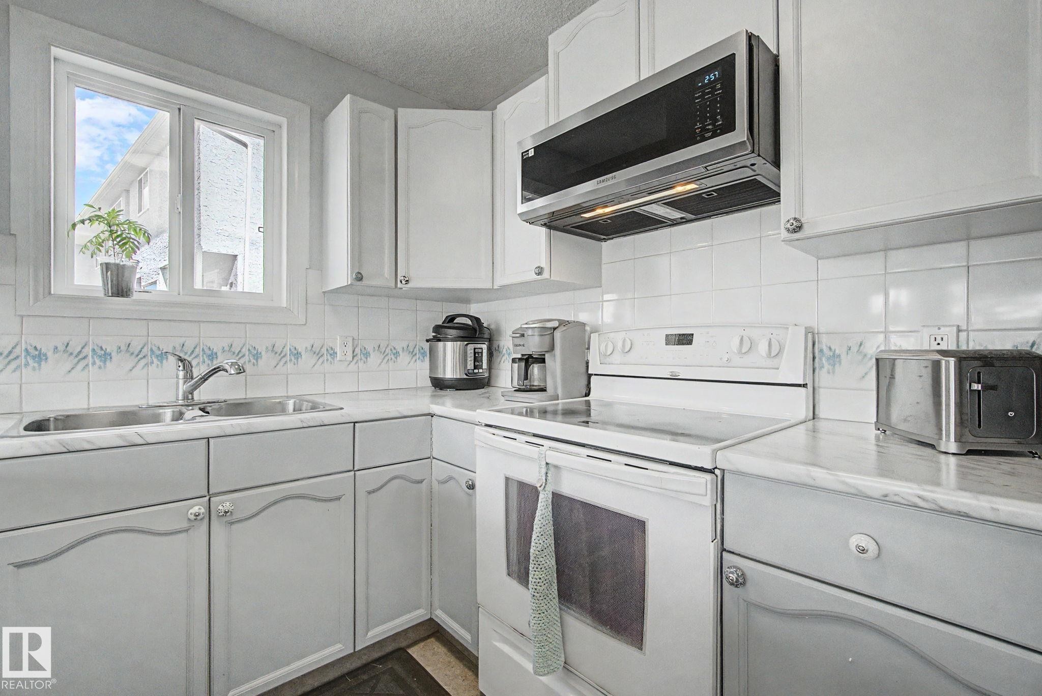141 5 Aberdeen Way, Stony Plain, AB - Indoor Photo Showing Kitchen With Double Sink
